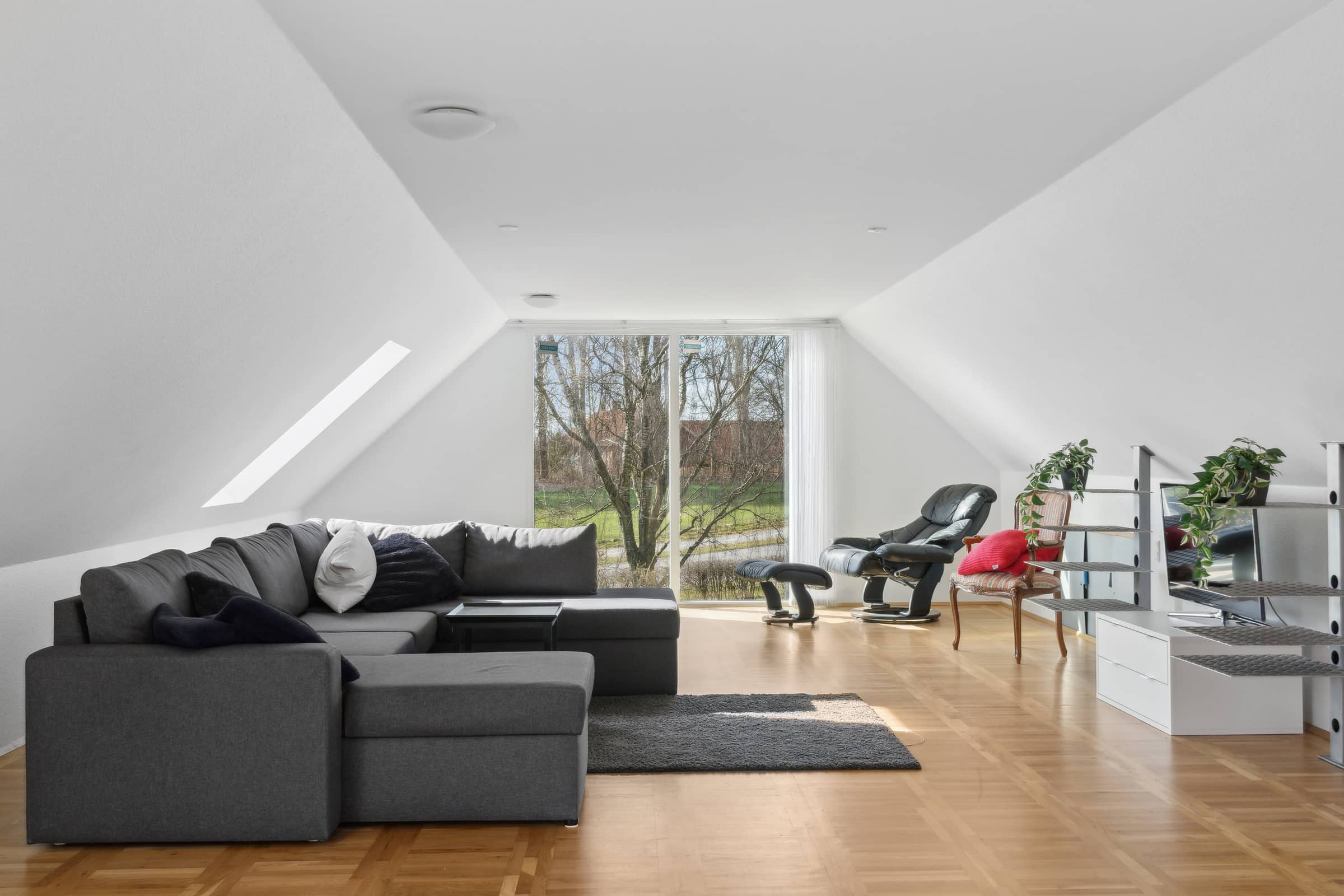 Totalrenoveret hus med udsigt og stor terrasse billede 2