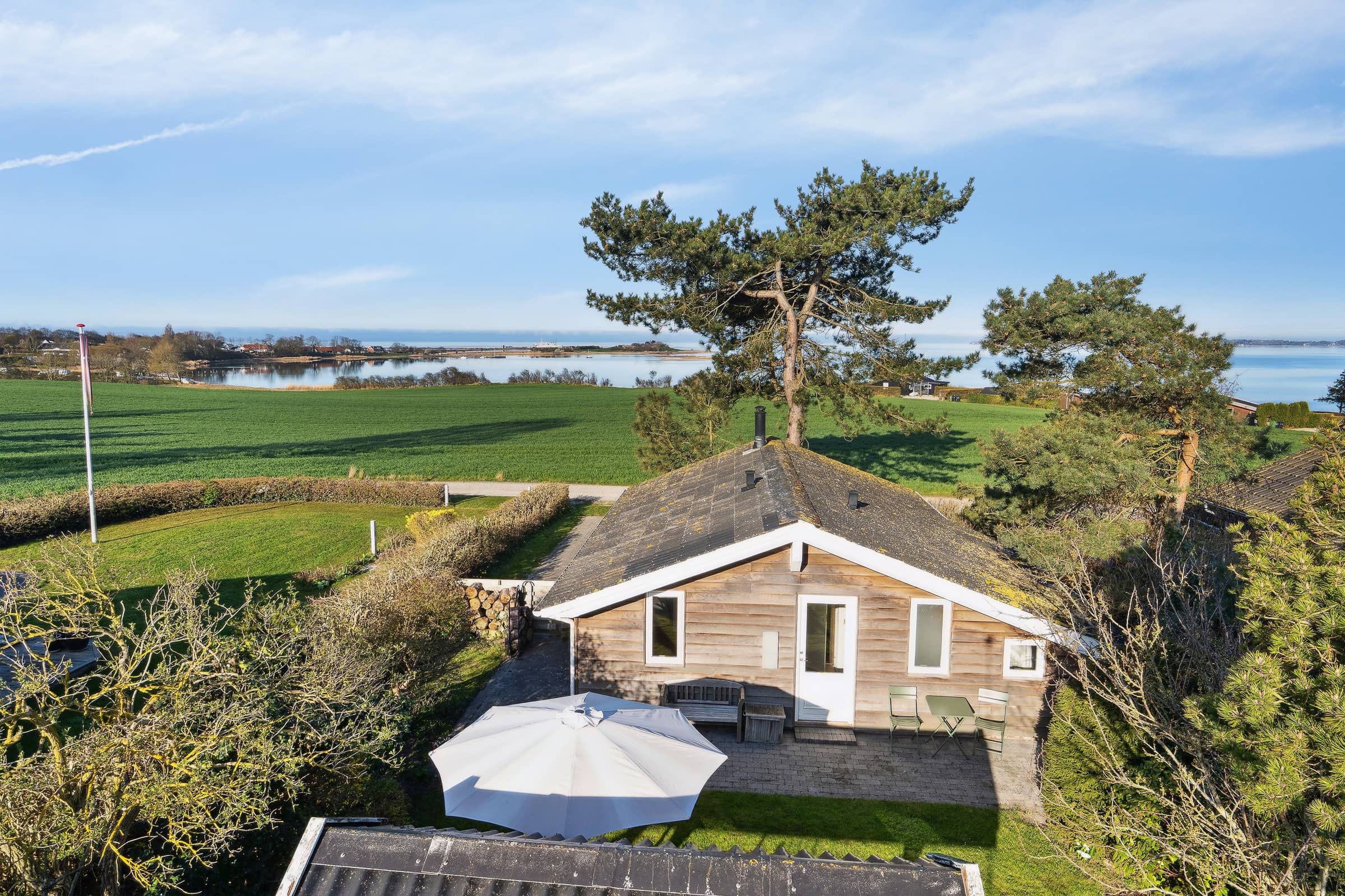 Hyggeligt sommerhus med havudsigt billede 3