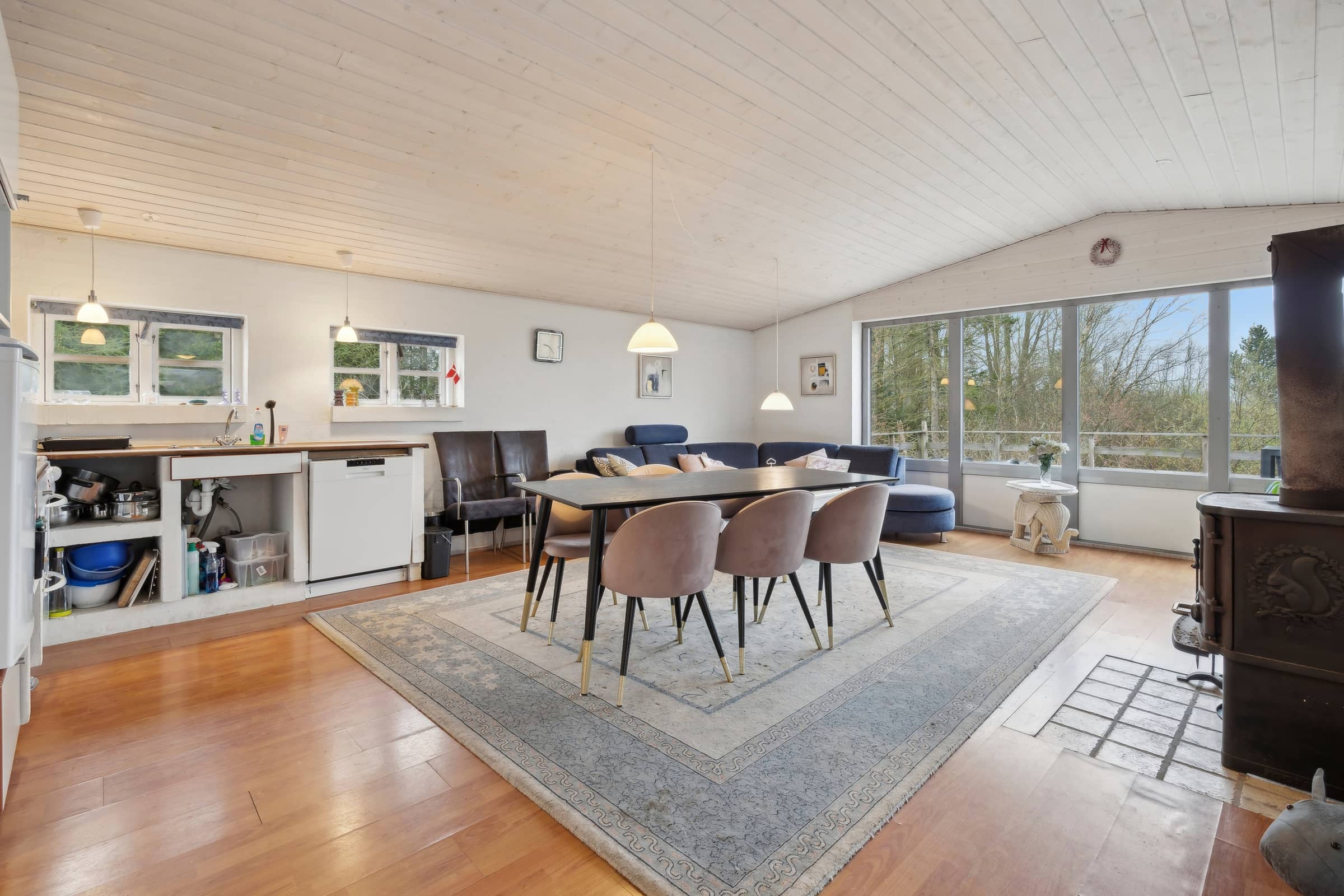Stort poolhus med plads til afslapning billede 5