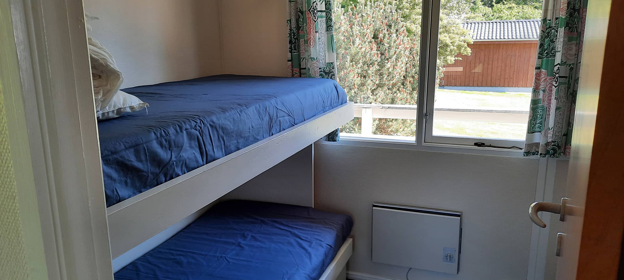 Hyggeligt sommerhus med udsigt over vandet. billede 5
