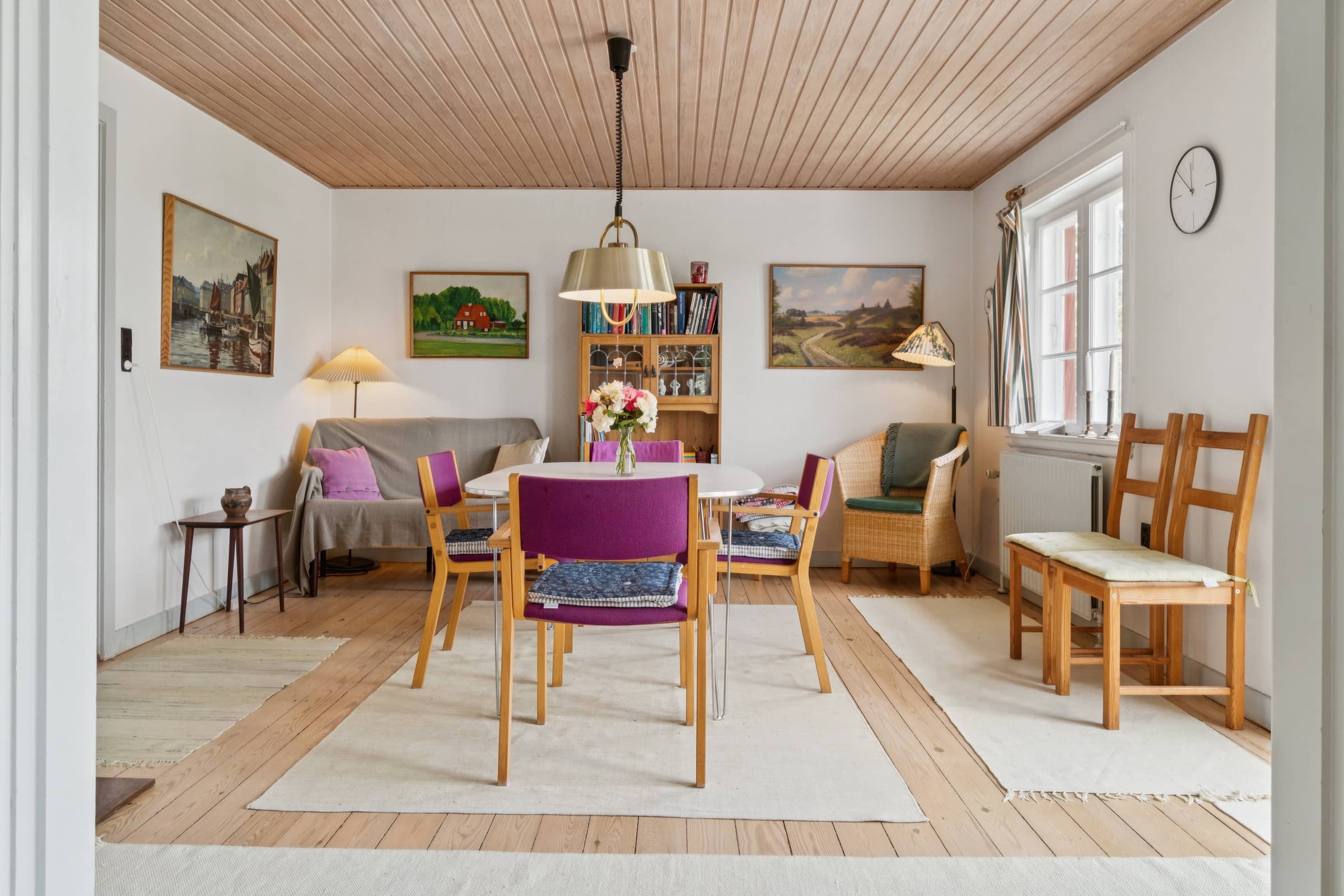 Familieferie nær strand, by og natur billede 4