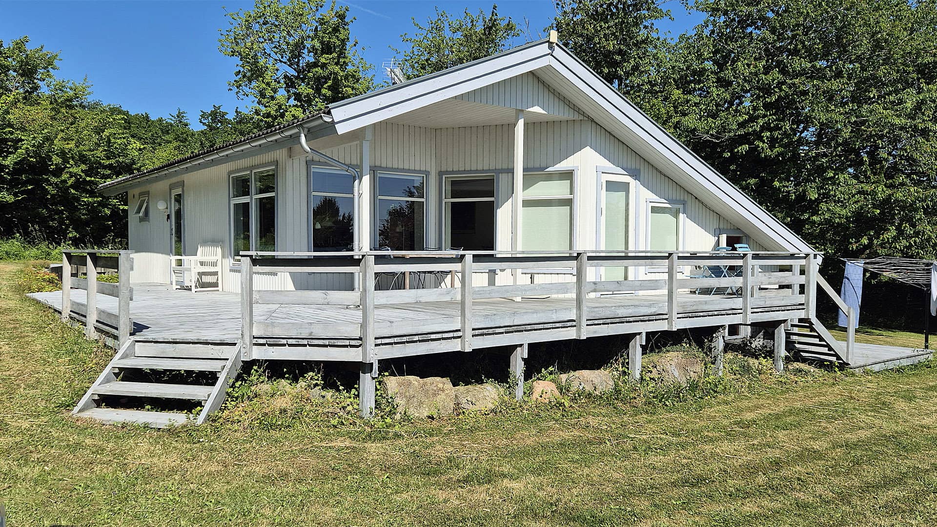 Sandkås med havudsigt, sandstrand og klipper billede 2