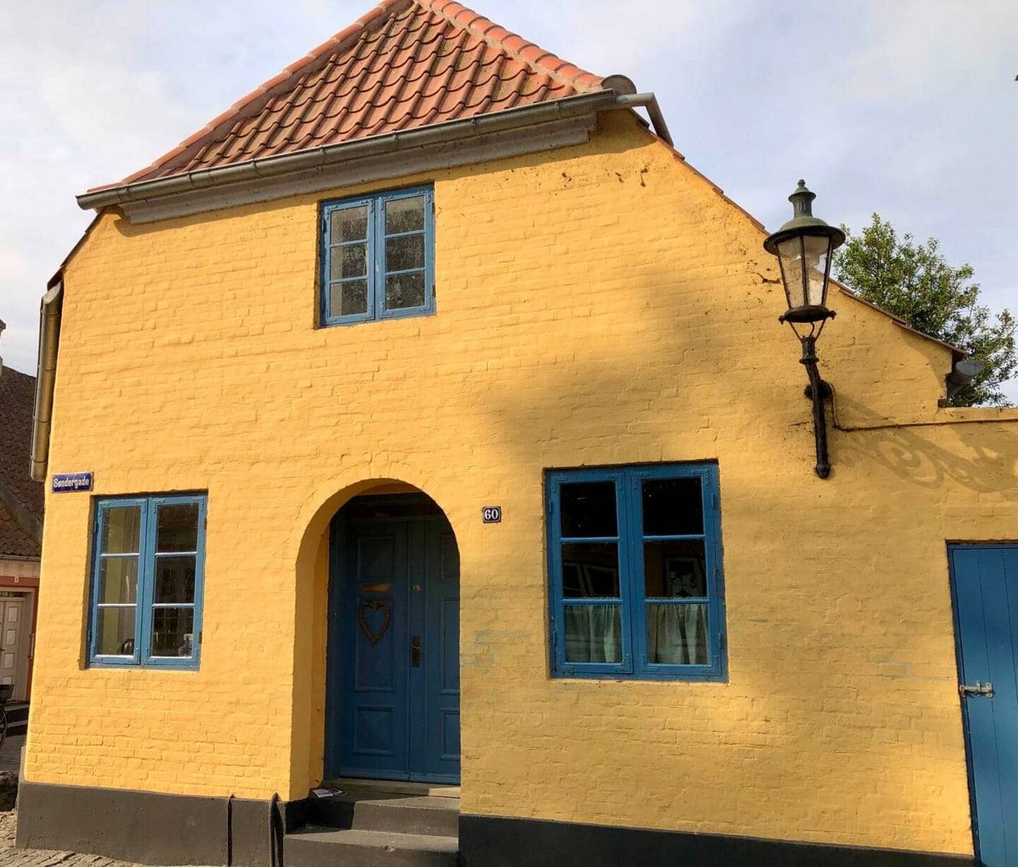 Charmerende byhus tæt på strand og torv billede 3