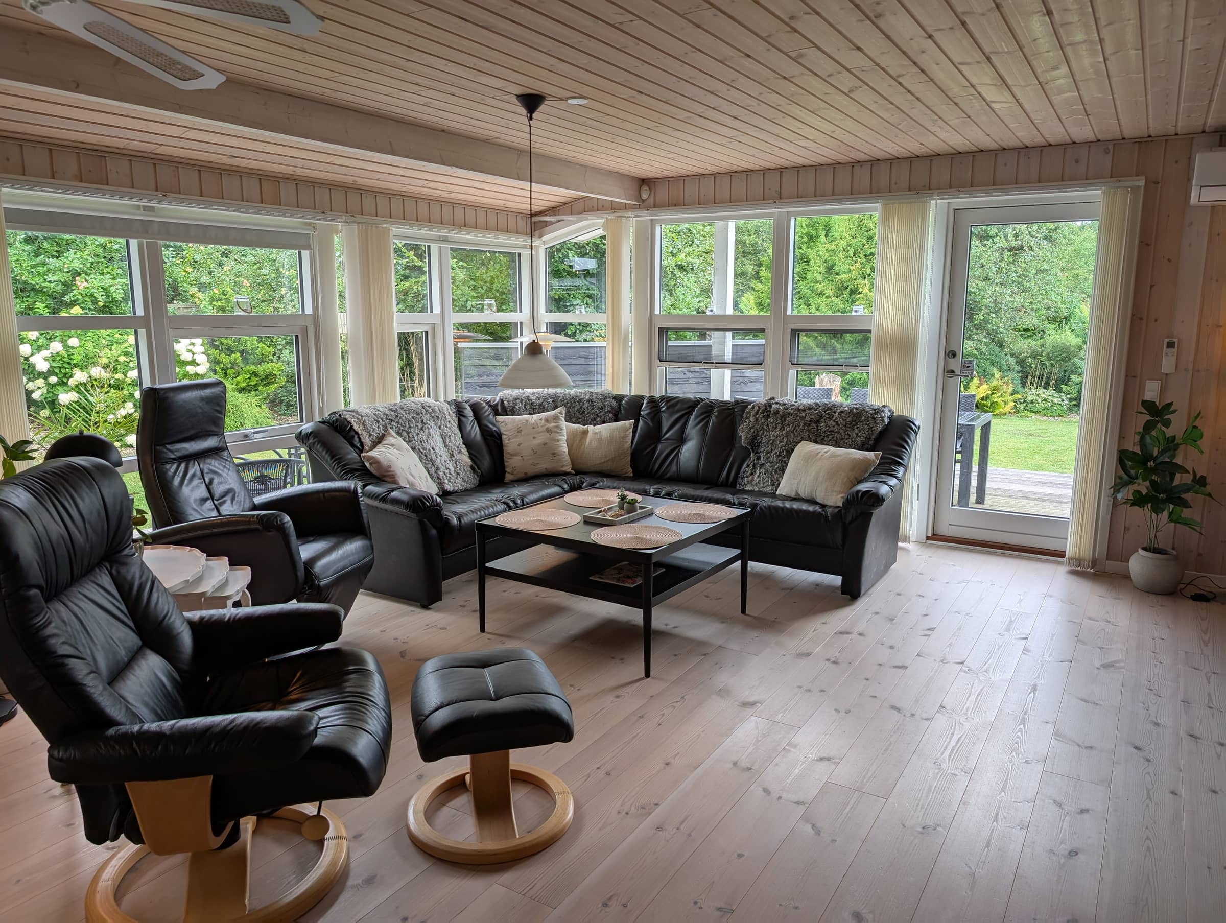 Charmerende sommerhus med stor indhegnet have billede 3