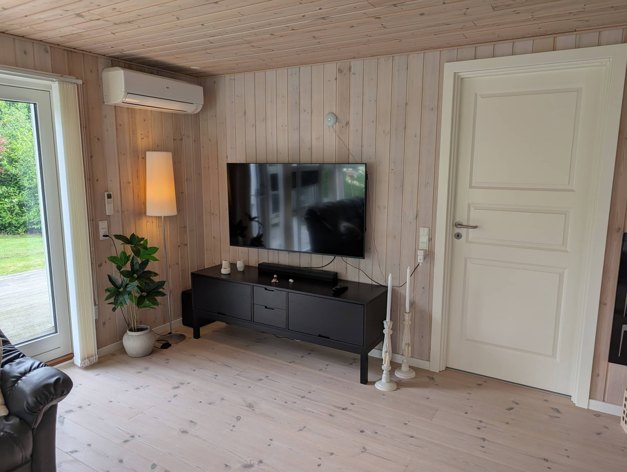 Charmerende sommerhus med stor indhegnet have billede 4