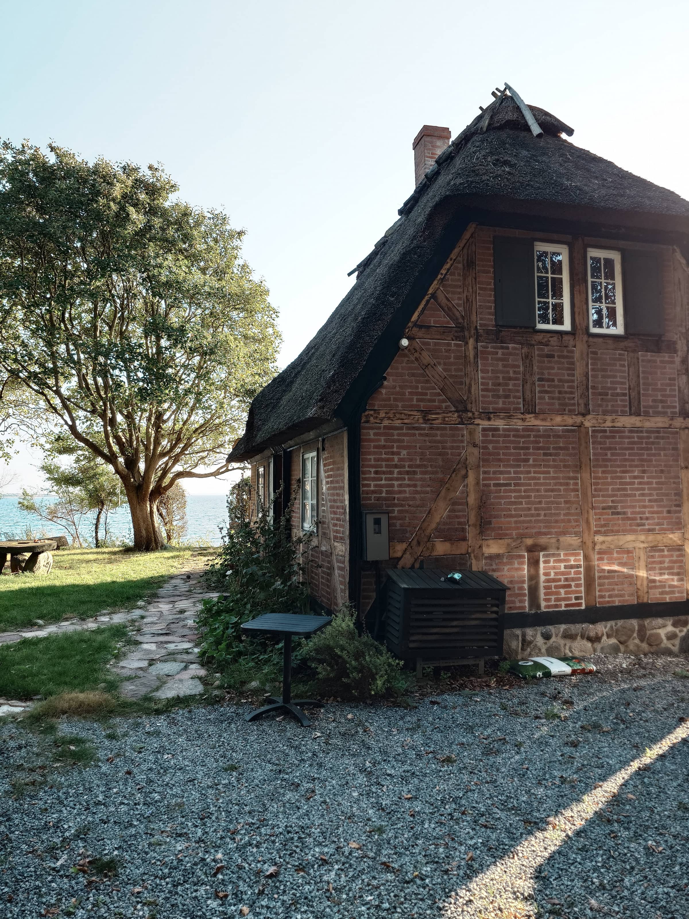 Historisk sommerhusidyl direkte ved vandet. billede 2