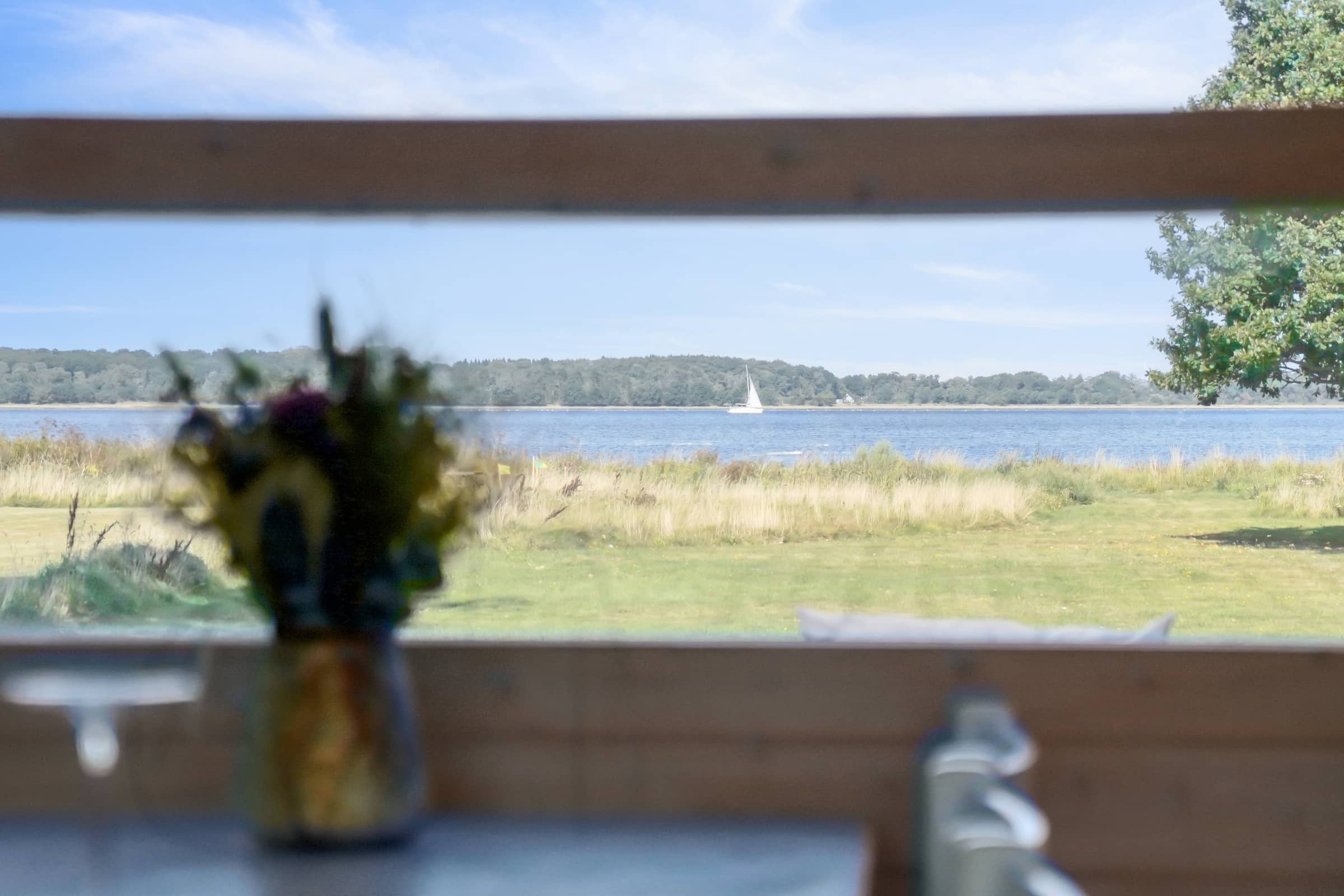 Hyggeligt og lyst sommerhus i første række billede 5