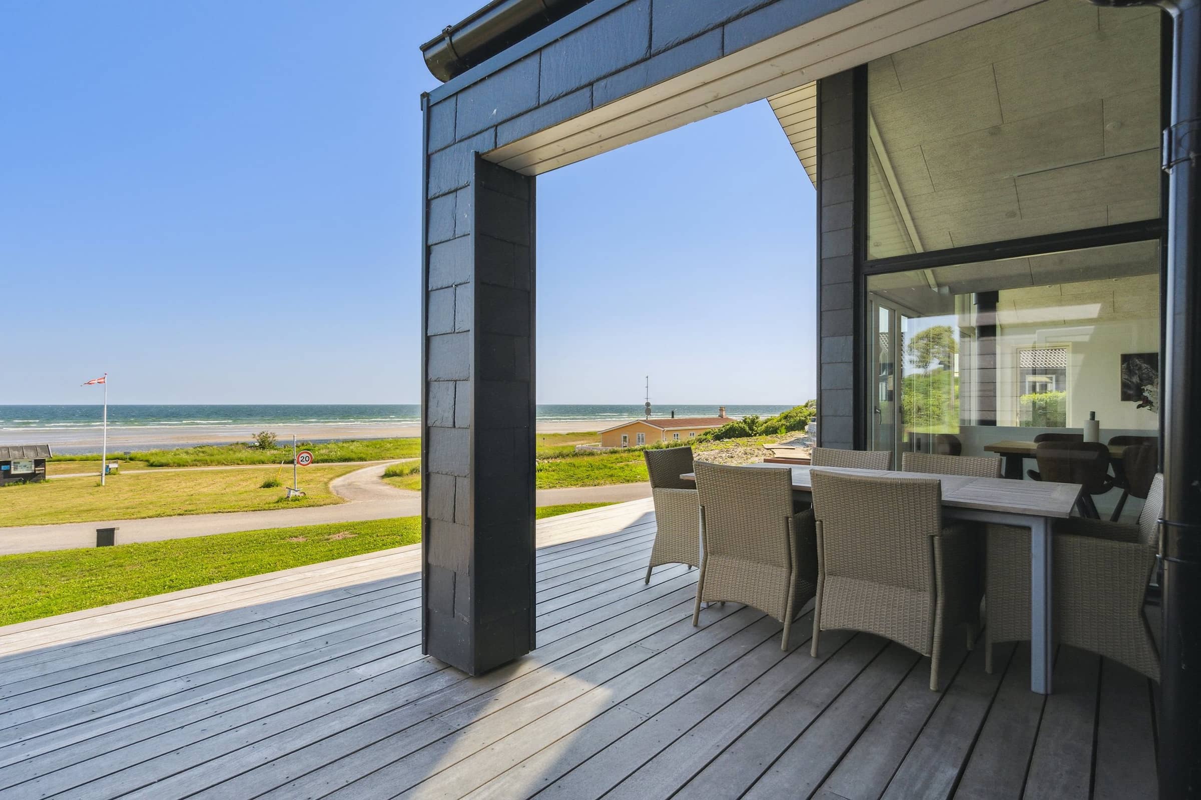 Sommerhus helt ud til havet med fantastisk udsigt billede 5