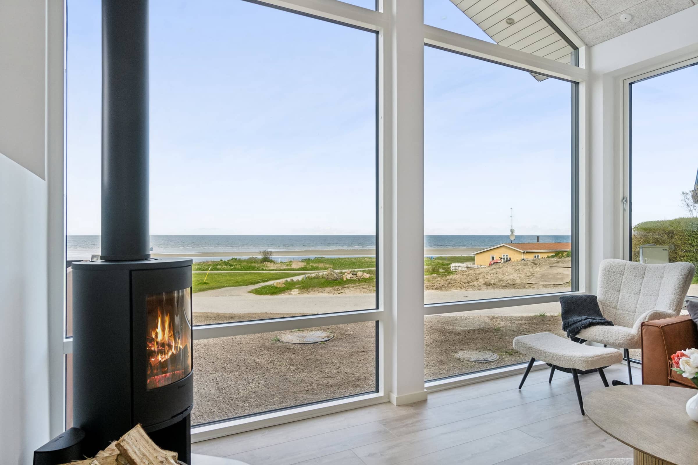Sommerhus helt ud til havet med fantastisk udsigt billede 3