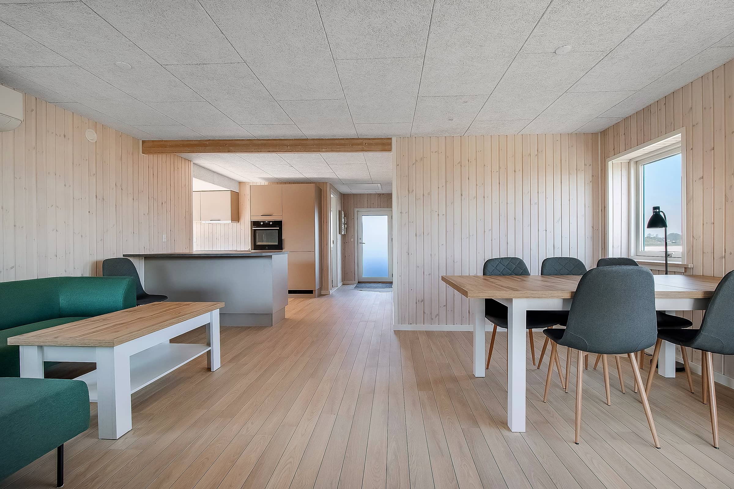 Nyrenoveret strandhus med unik beliggenhed billede 5