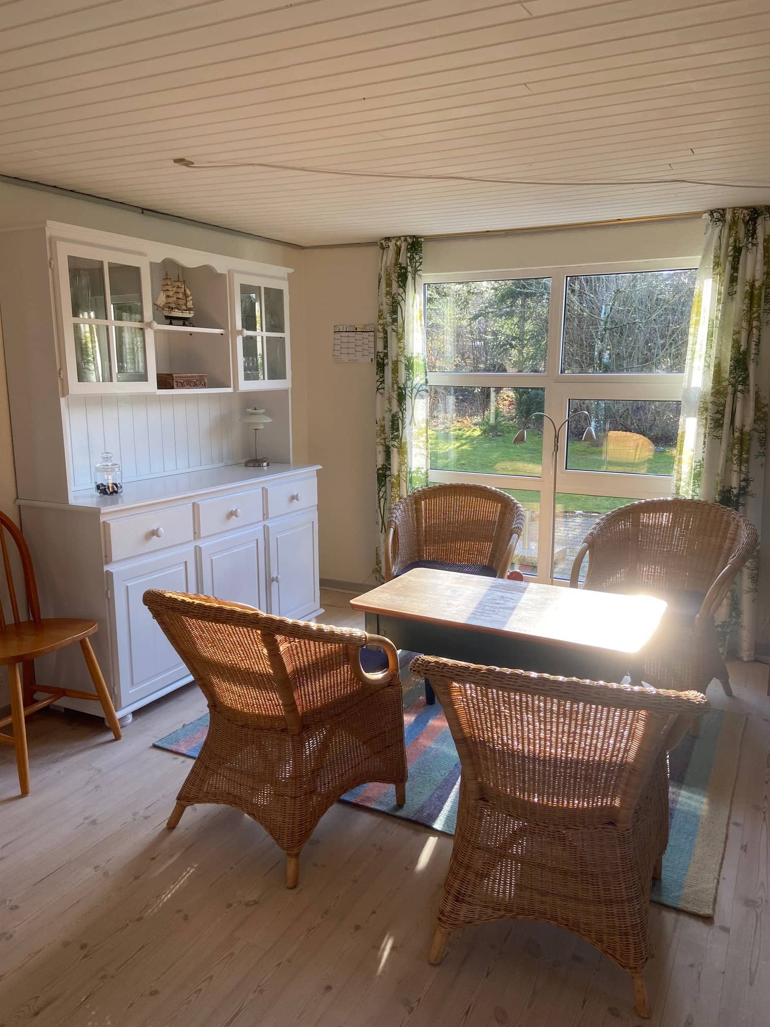 Velholdte sommerhus - beliggende i skovområde billede 2