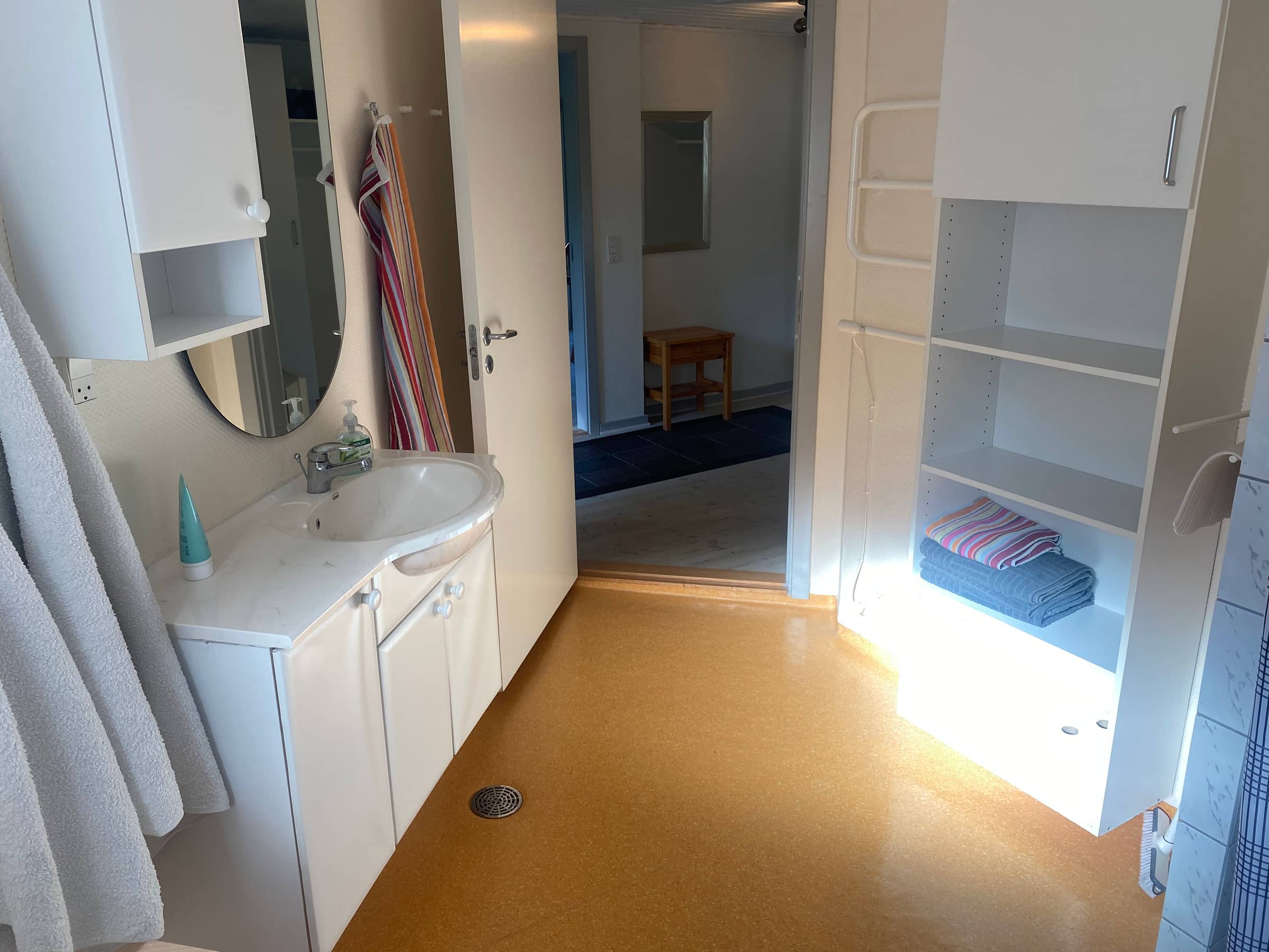 Velholdte sommerhus - beliggende i skovområde billede 4