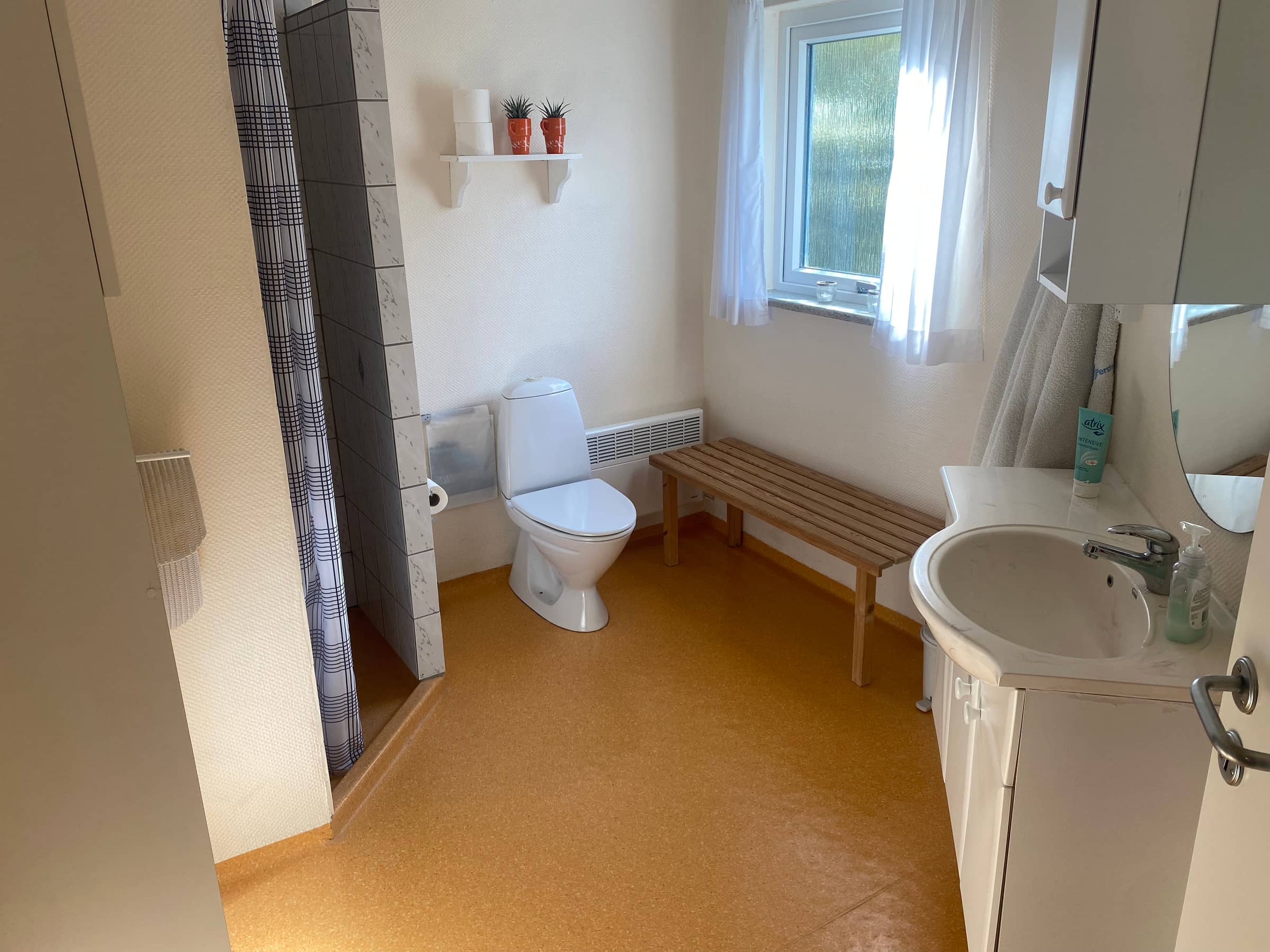 Velholdte sommerhus - beliggende i skovområde billede 5