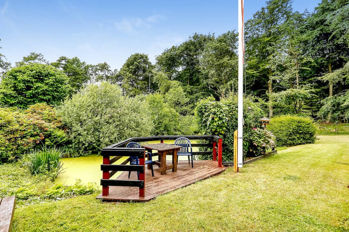 Feriehus på stor grund med en lille dam i haven.  billede 2