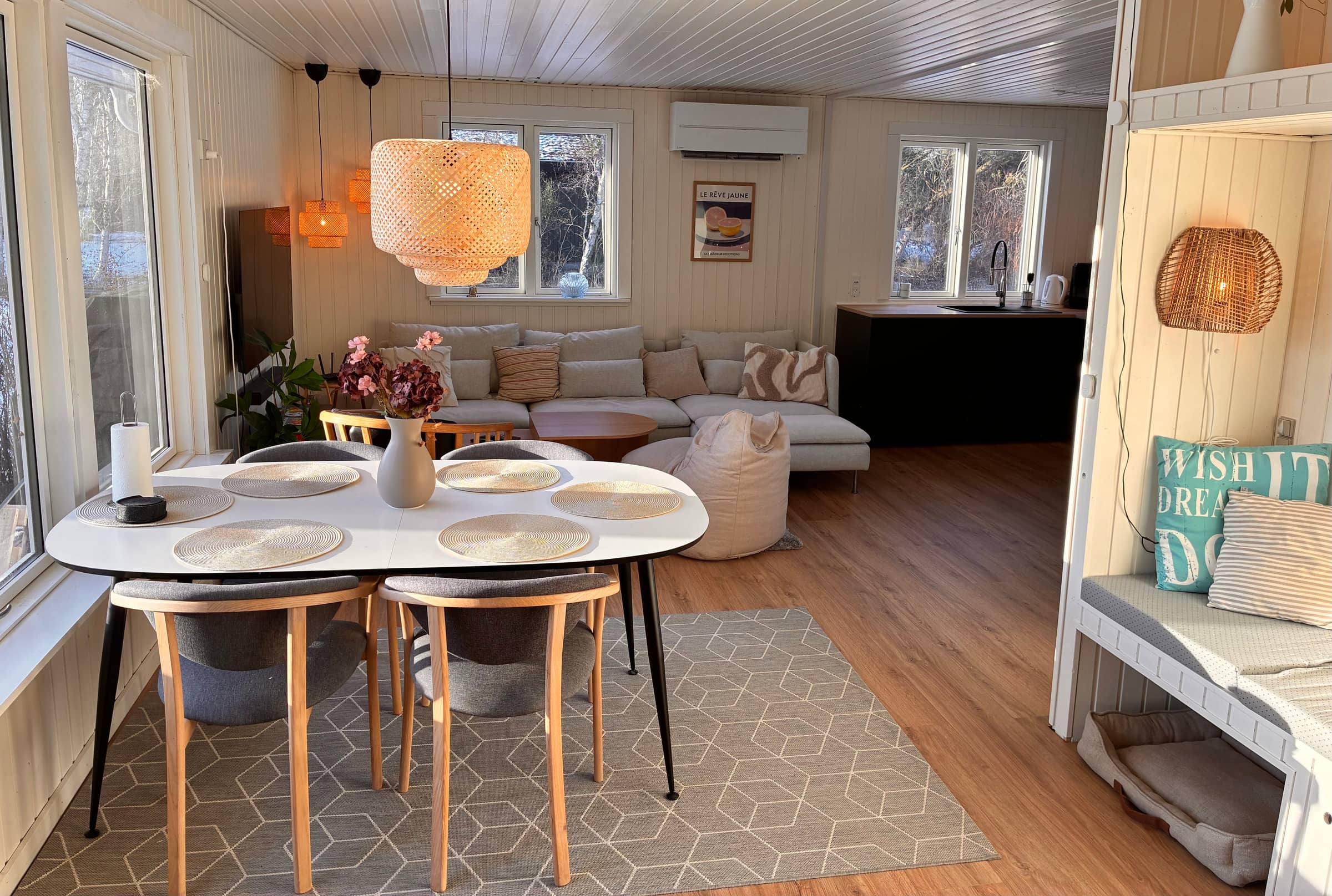 Skønt sommerhus med lukket have, tæt på vandet. billede 4