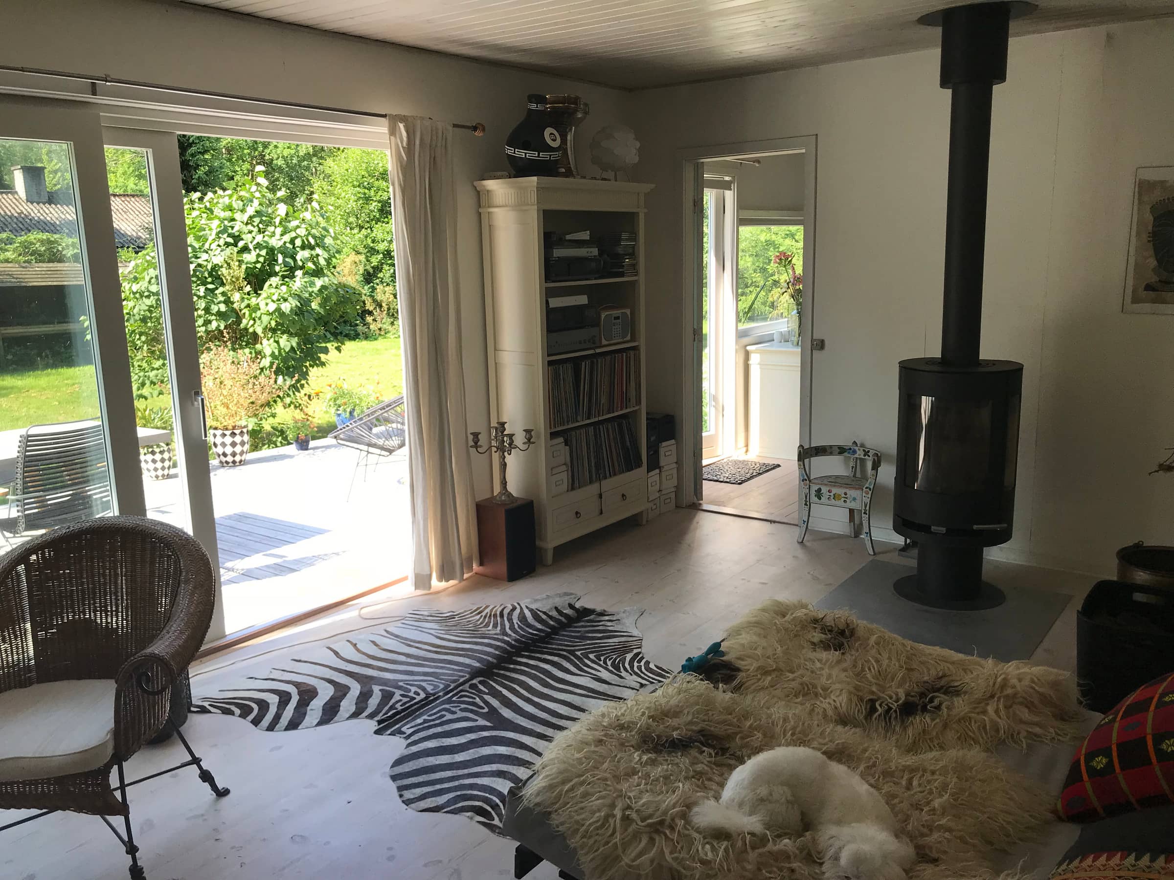 Hyggeligt sommerhus med skøn terrasse billede 2