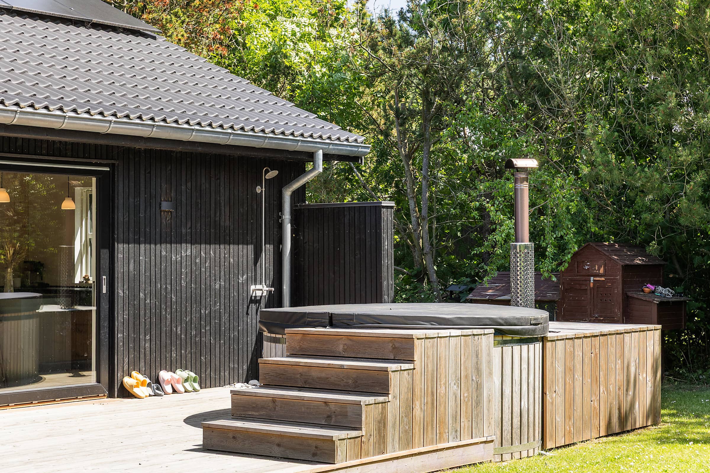 Nyt og moderne sommerhus med vildmarksbad billede 2