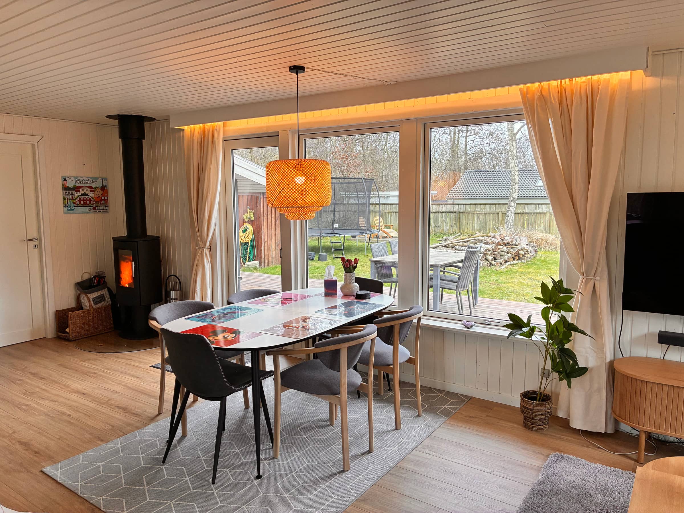 Skønt sommerhus med lukket have, tæt på vandet. billede 3