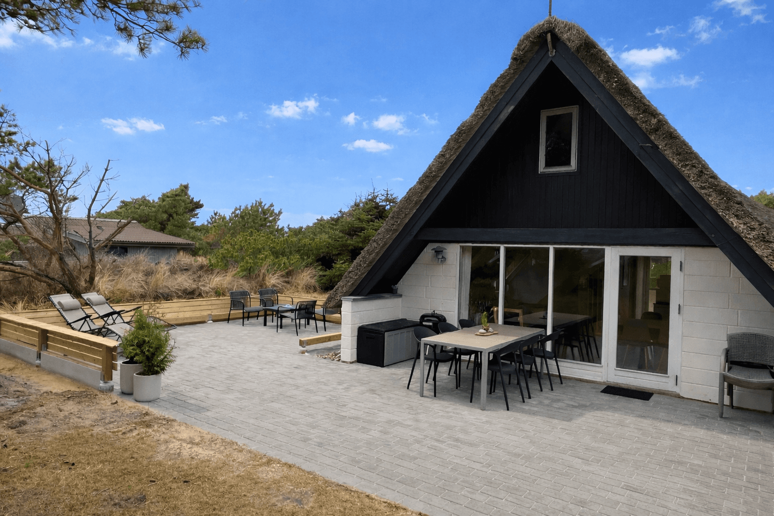 Chamerende sommerhus med dejlig stor terrasse. billede 2
