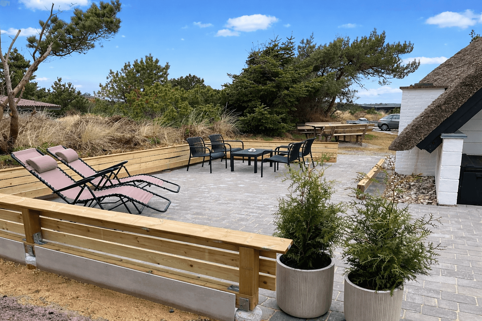 Chamerende sommerhus med dejlig stor terrasse. billede 4