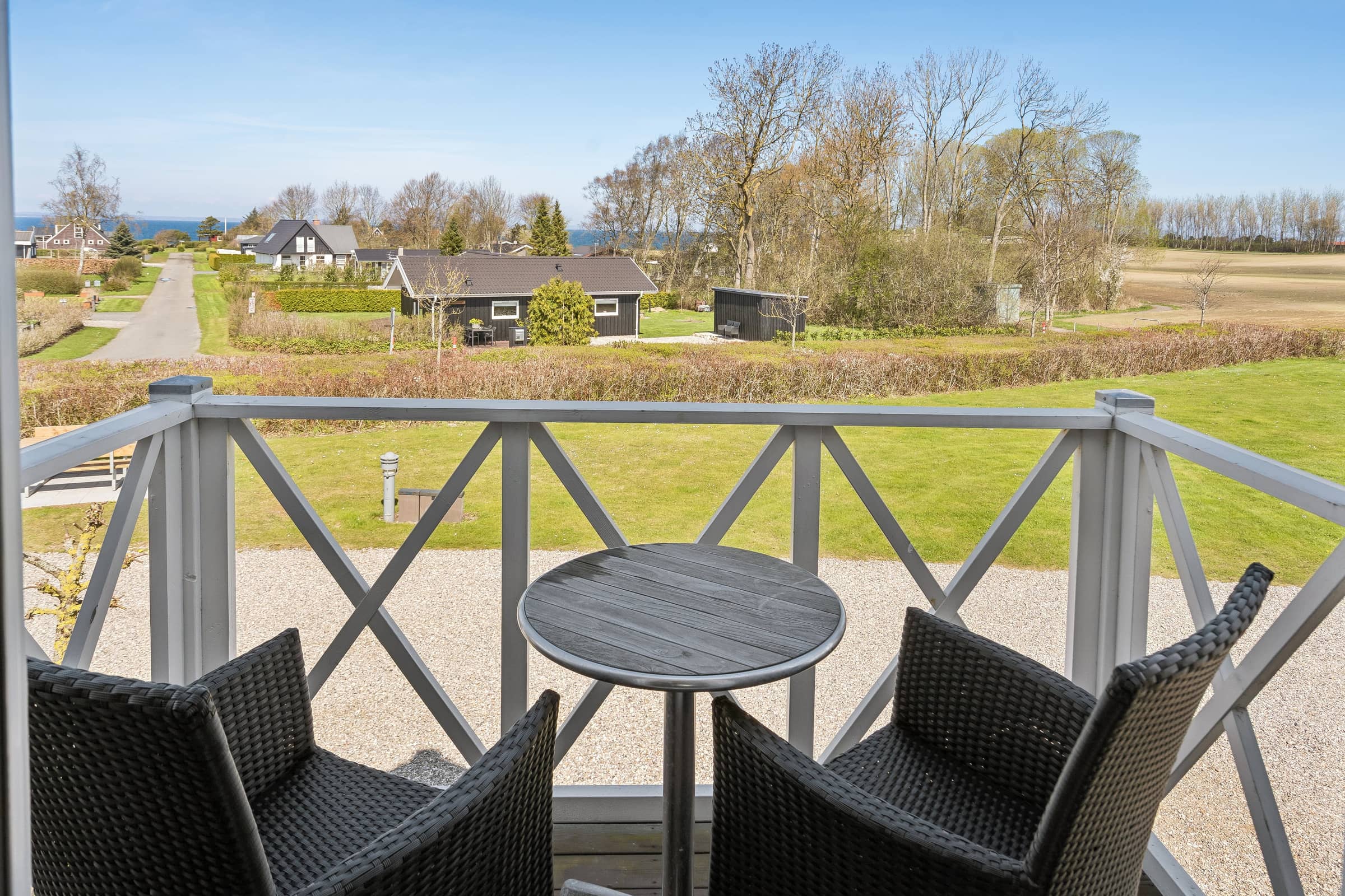 Hyggelig, central og moderne sommerhus nær havet billede 3