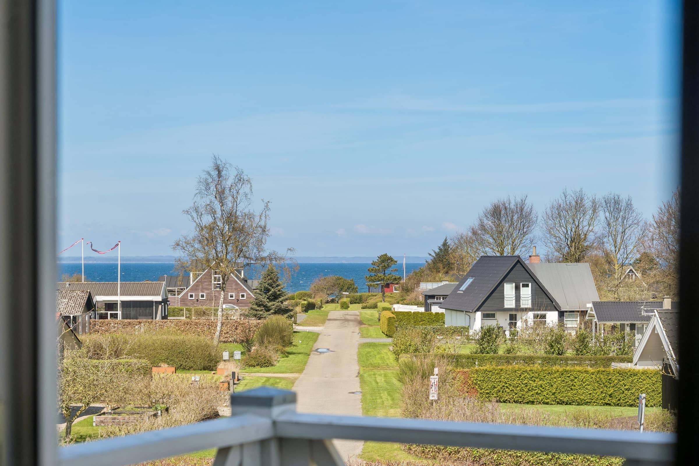 Hyggelig, central og moderne sommerhus nær havet billede 2
