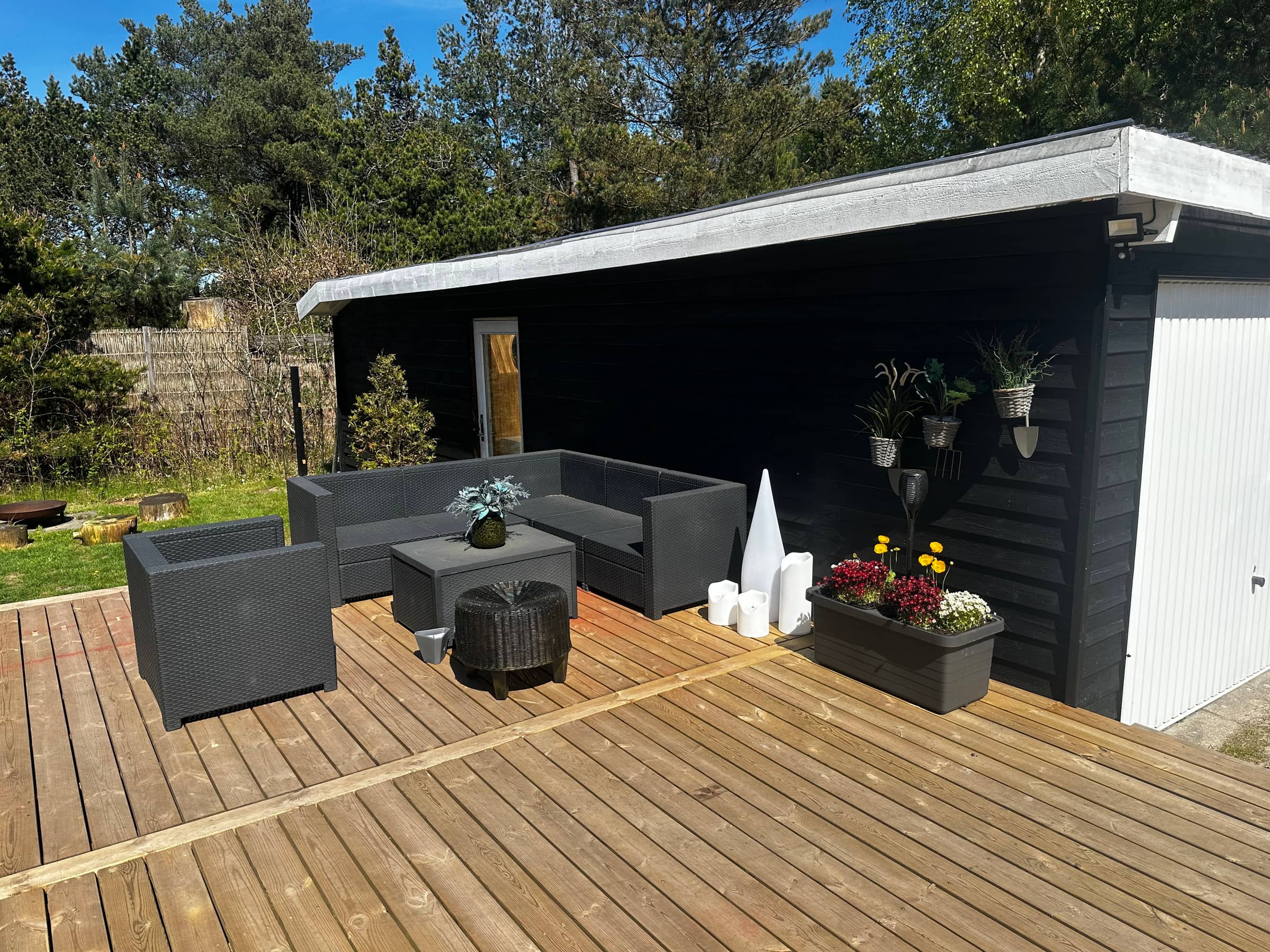 Hyggeligt sommerhus nær strand med stor terrasse billede 2