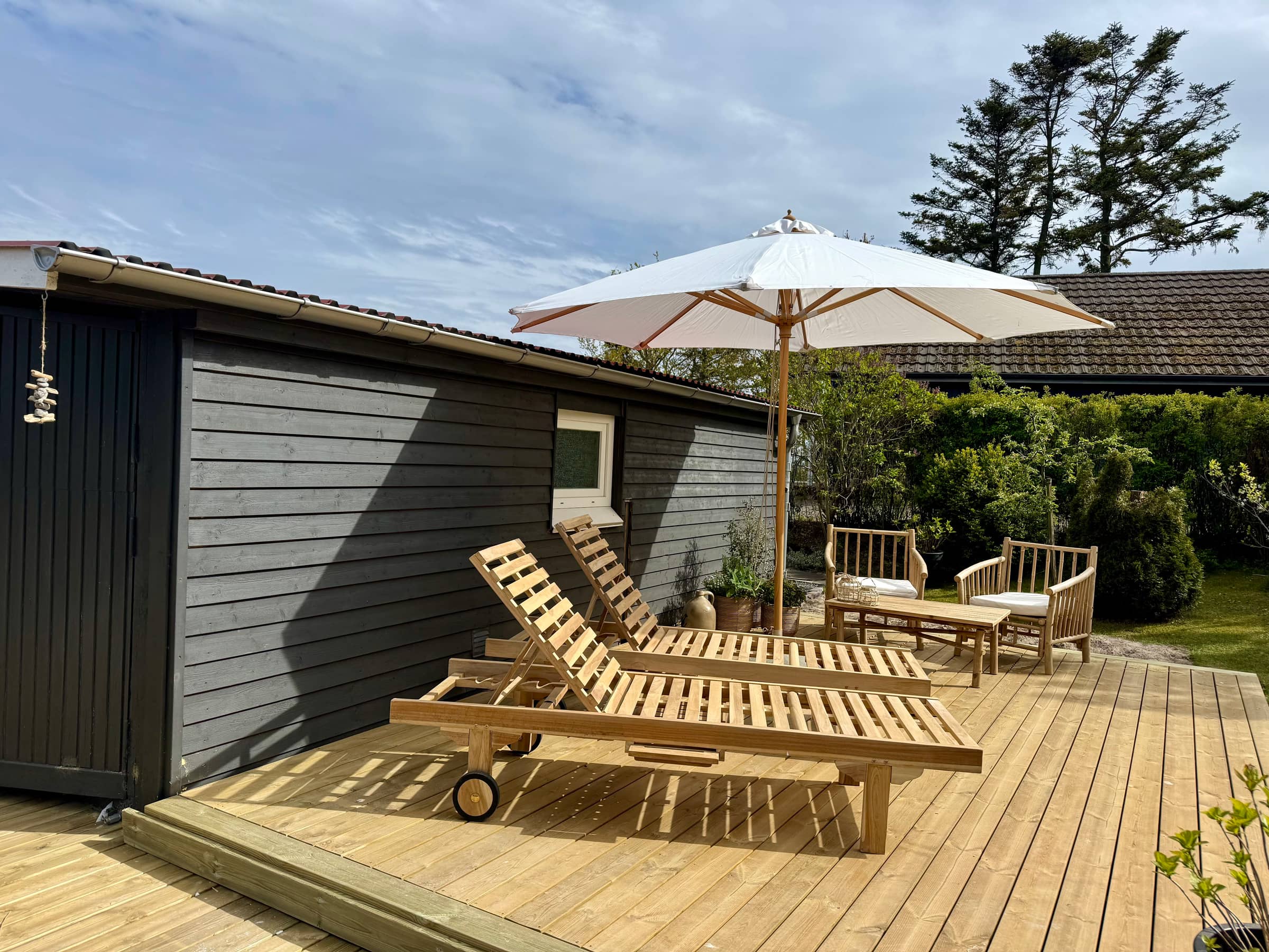 Nyrenoveret sommerhus med havudsigt nær strand billede 3