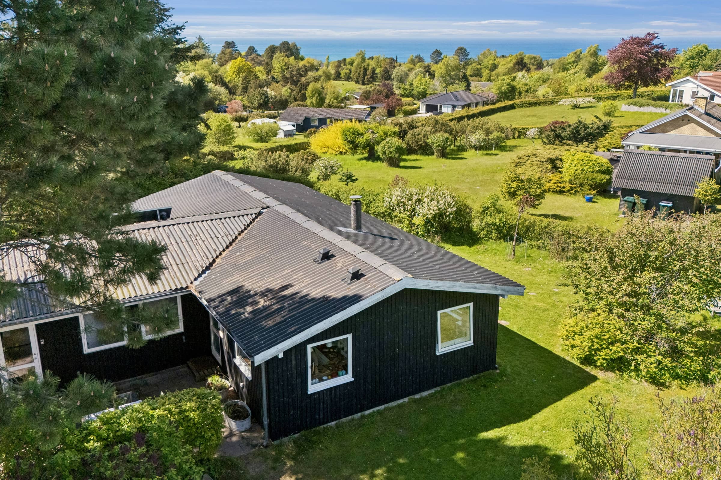 Hyggeligt familiesommerhus med smuk udsigt billede 2