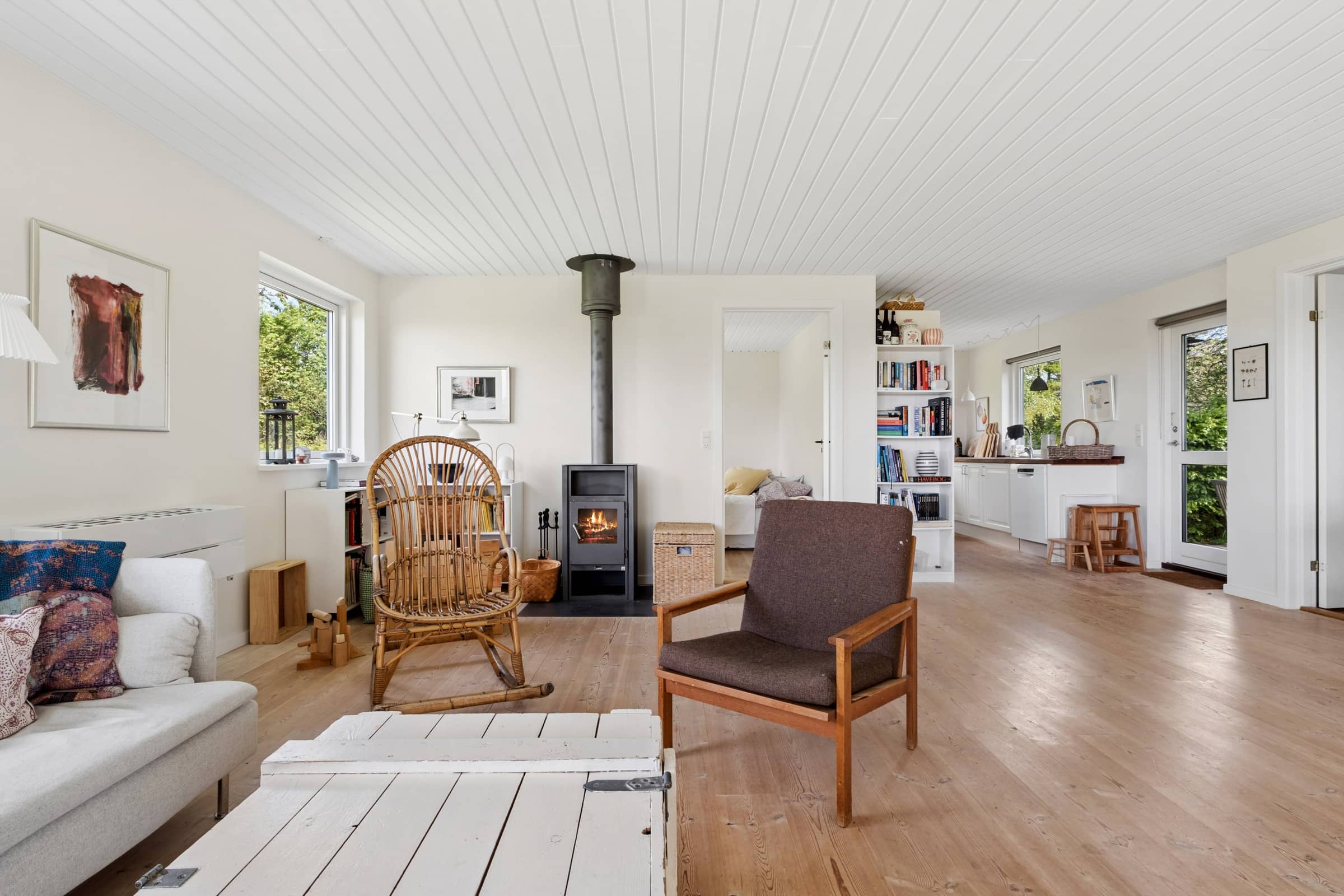Hyggeligt familiesommerhus med smuk udsigt billede 3
