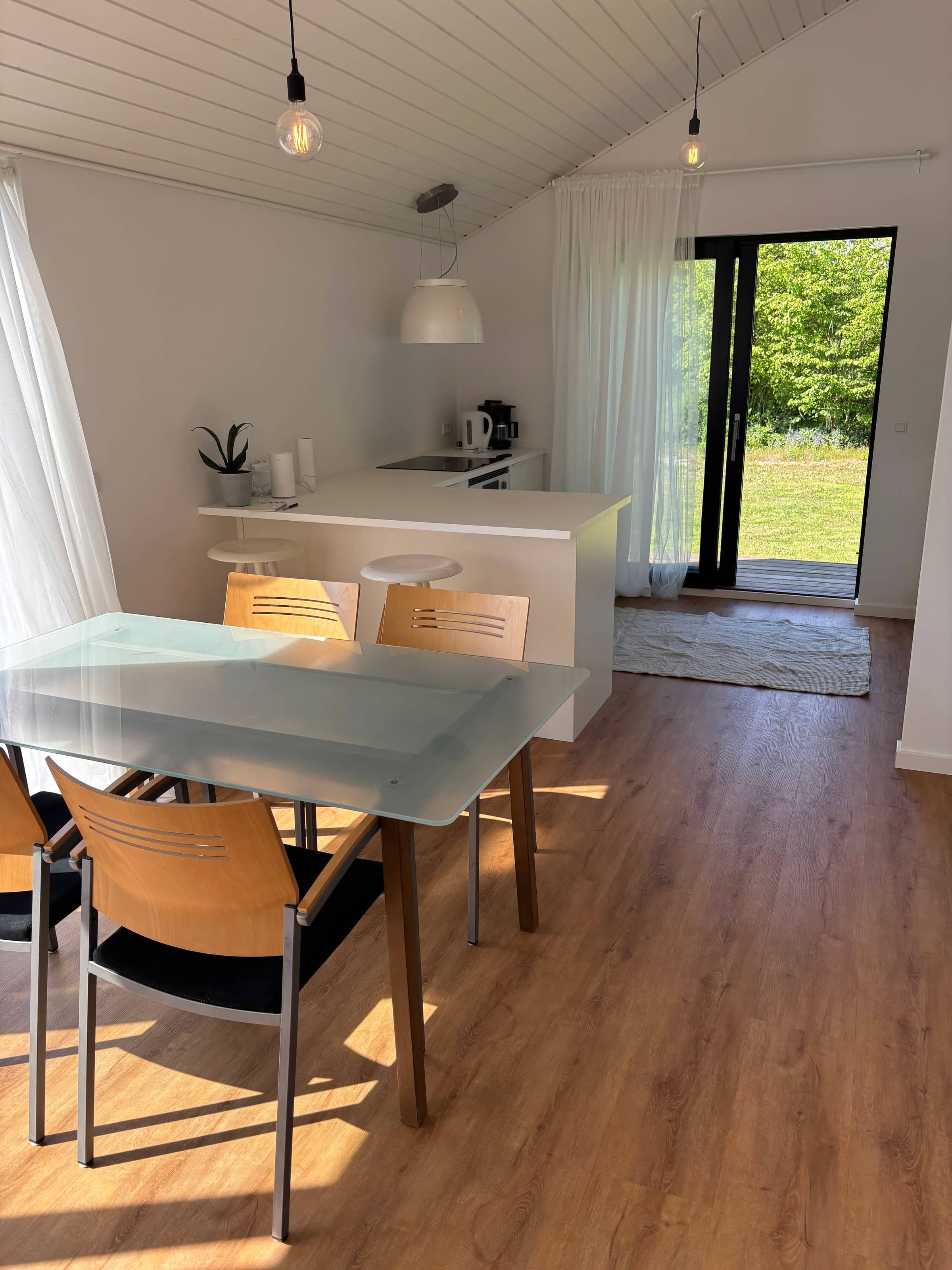 Stilfuldt sommerhus nær strand, klint og havneliv billede 3