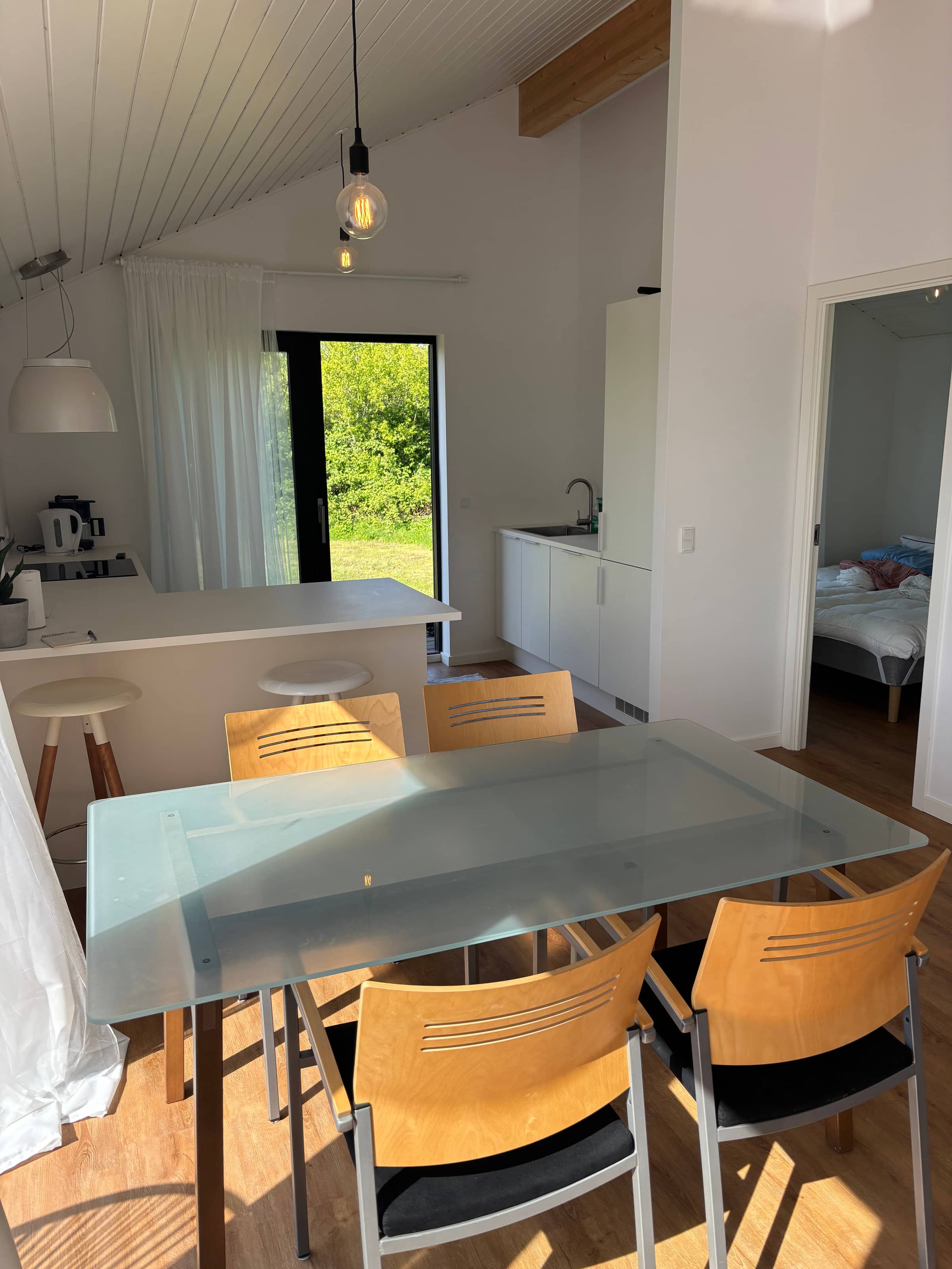 Stilfuldt sommerhus nær strand, klint og havneliv billede 5