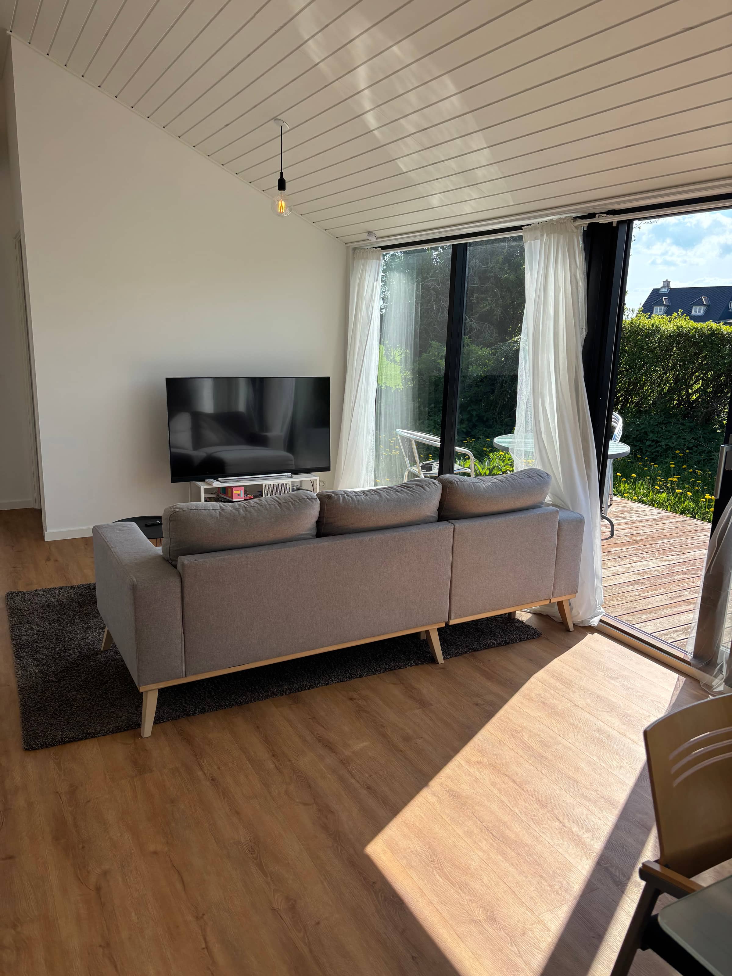 Stilfuldt sommerhus nær strand, klint og havneliv billede 2