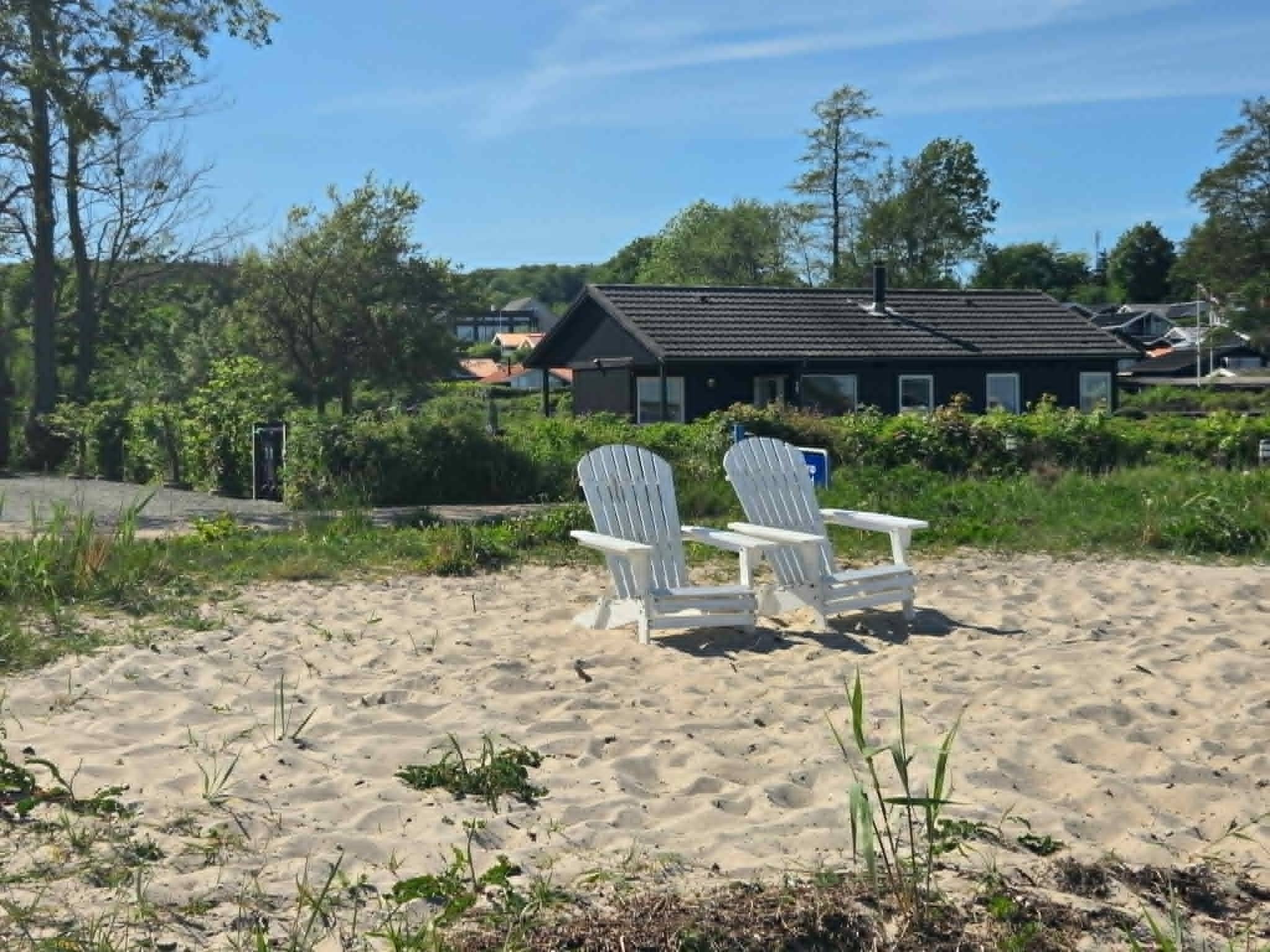 Nyrenoveret strandhus med unik beliggenhed billede 4