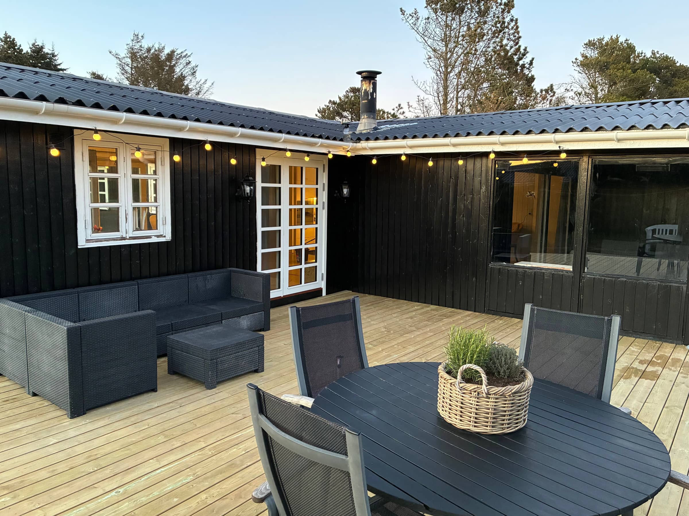 Nyistandsat sommerhus i Grønhøj med vildmarksbad billede 3