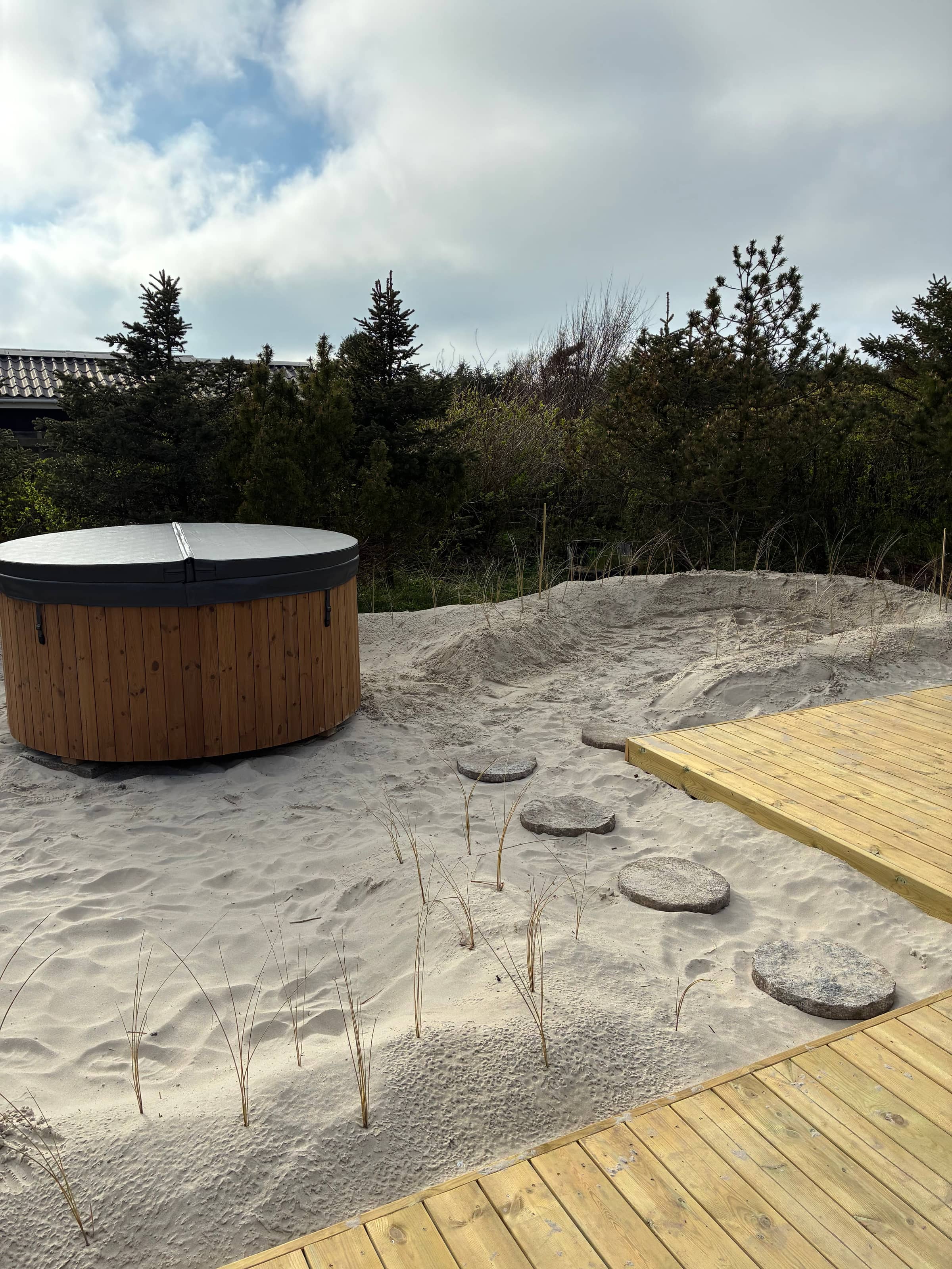 Nyistandsat sommerhus i Grønhøj med vildmarksbad billede 4