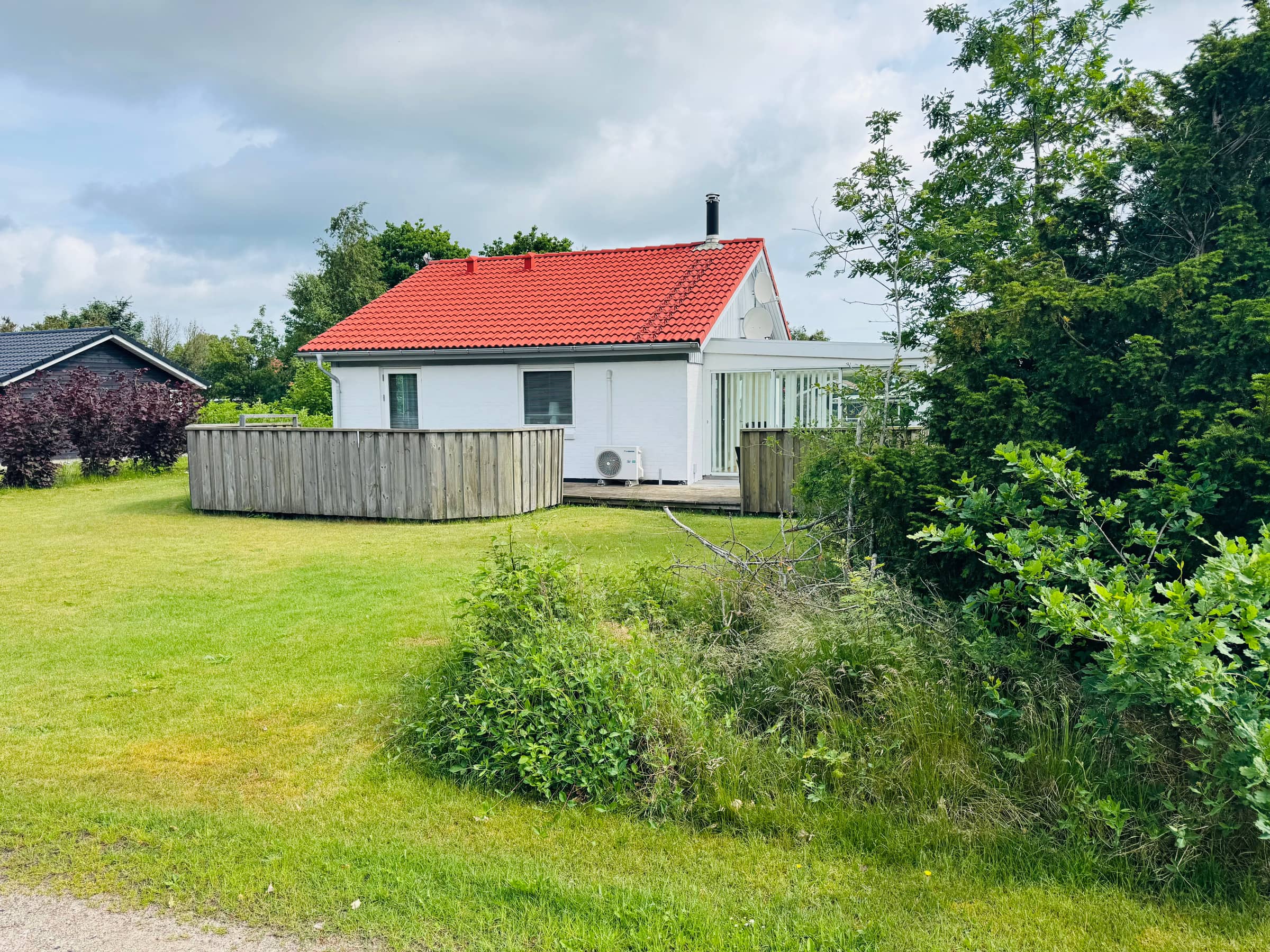 Hyggeligt sommerhus, der ligger utrolig naturskøn billede 4