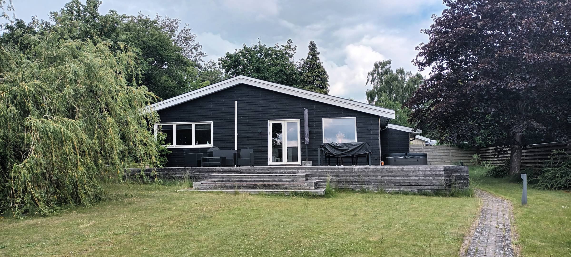 Velbeliggende og moderne sommerhus i Nordsjælland billede 2