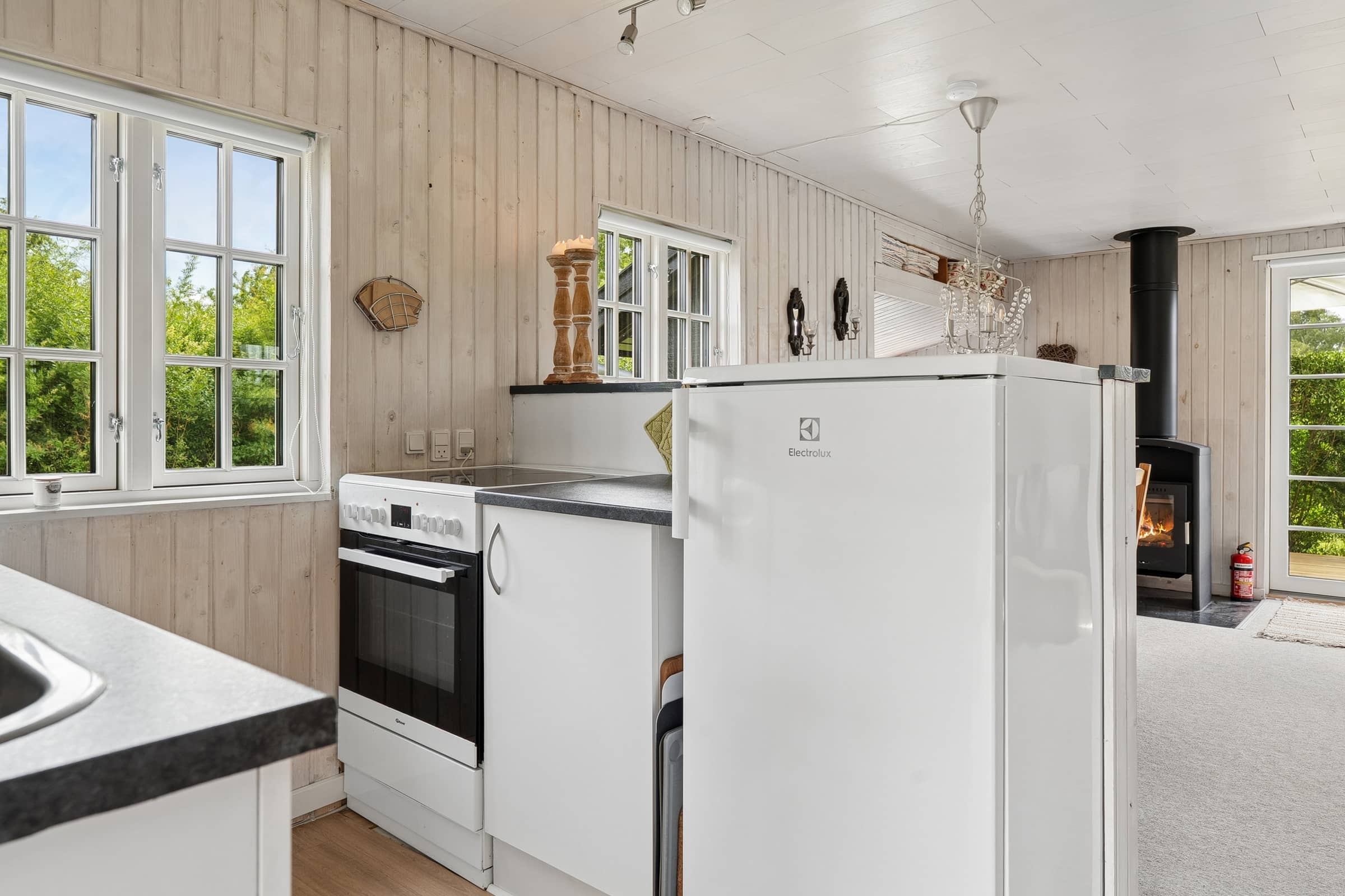 Sommerhusidyl med spa og stor terrasse billede 5