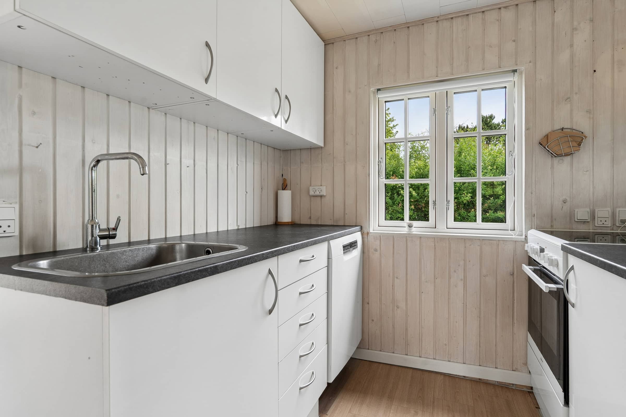 Sommerhusidyl med spa og stor terrasse billede 4