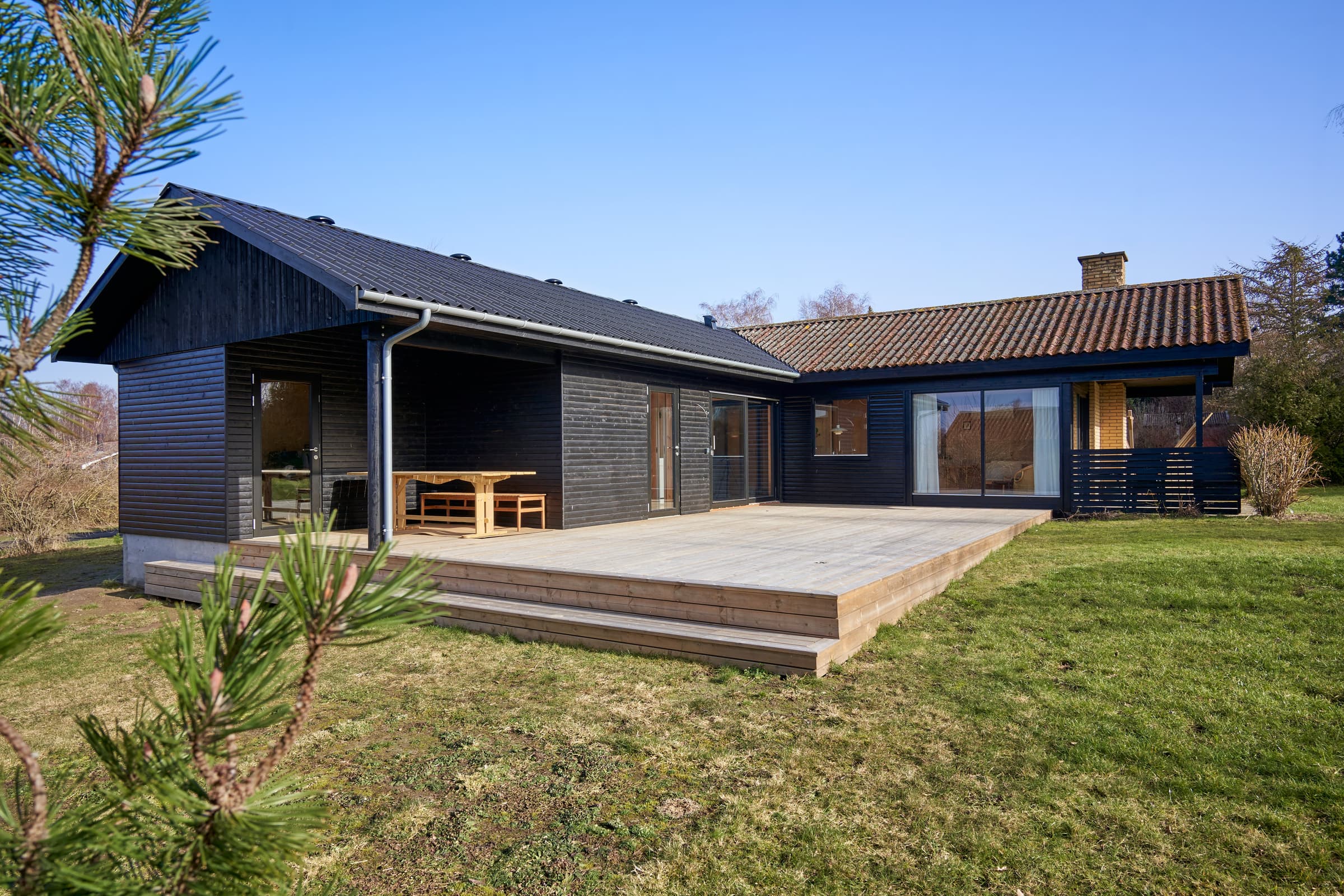 Natursmukt sommerhus nær vandet - billede 1