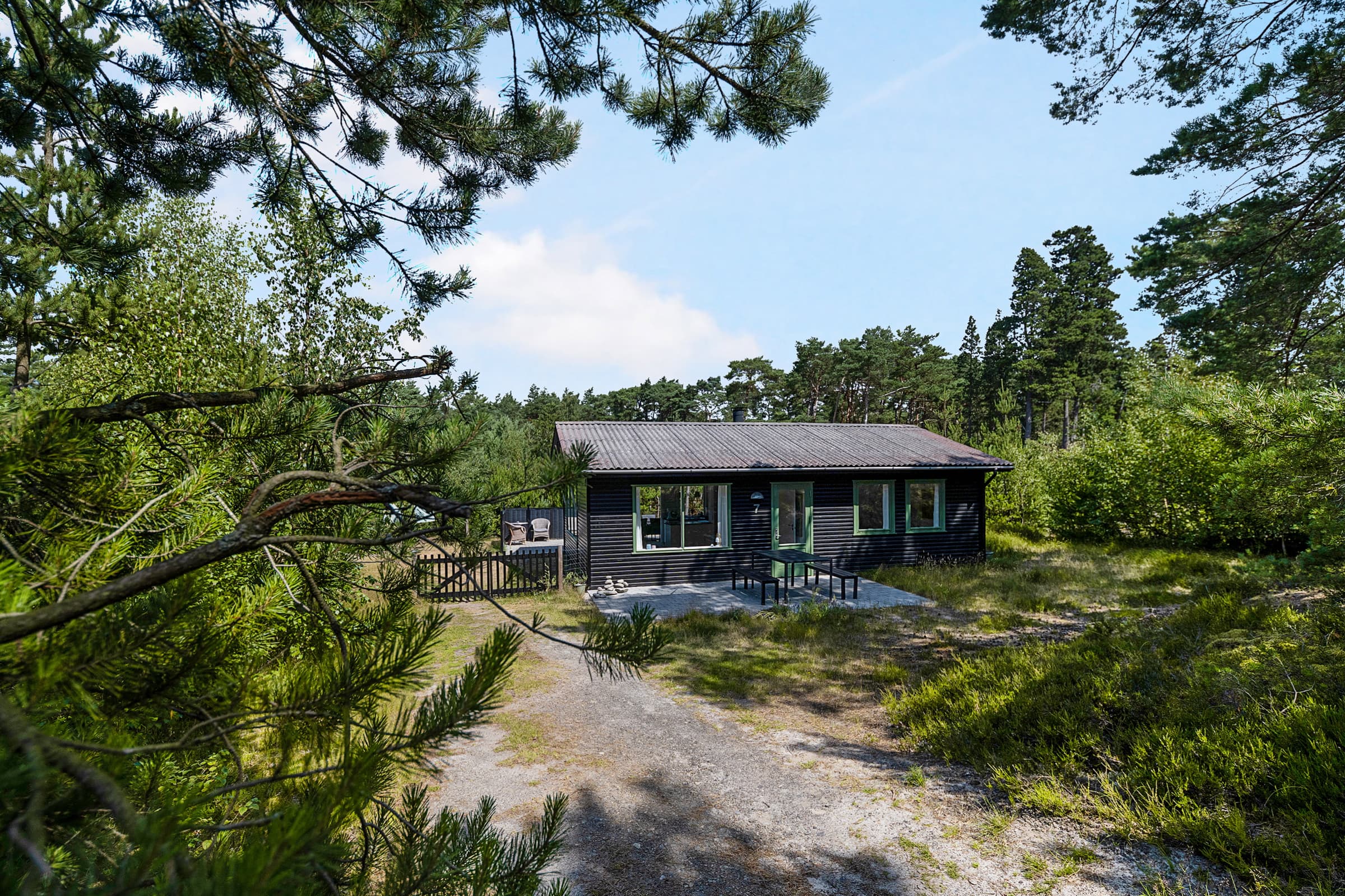 Naturskønt sommerhus nær skov og strand hovedbillede