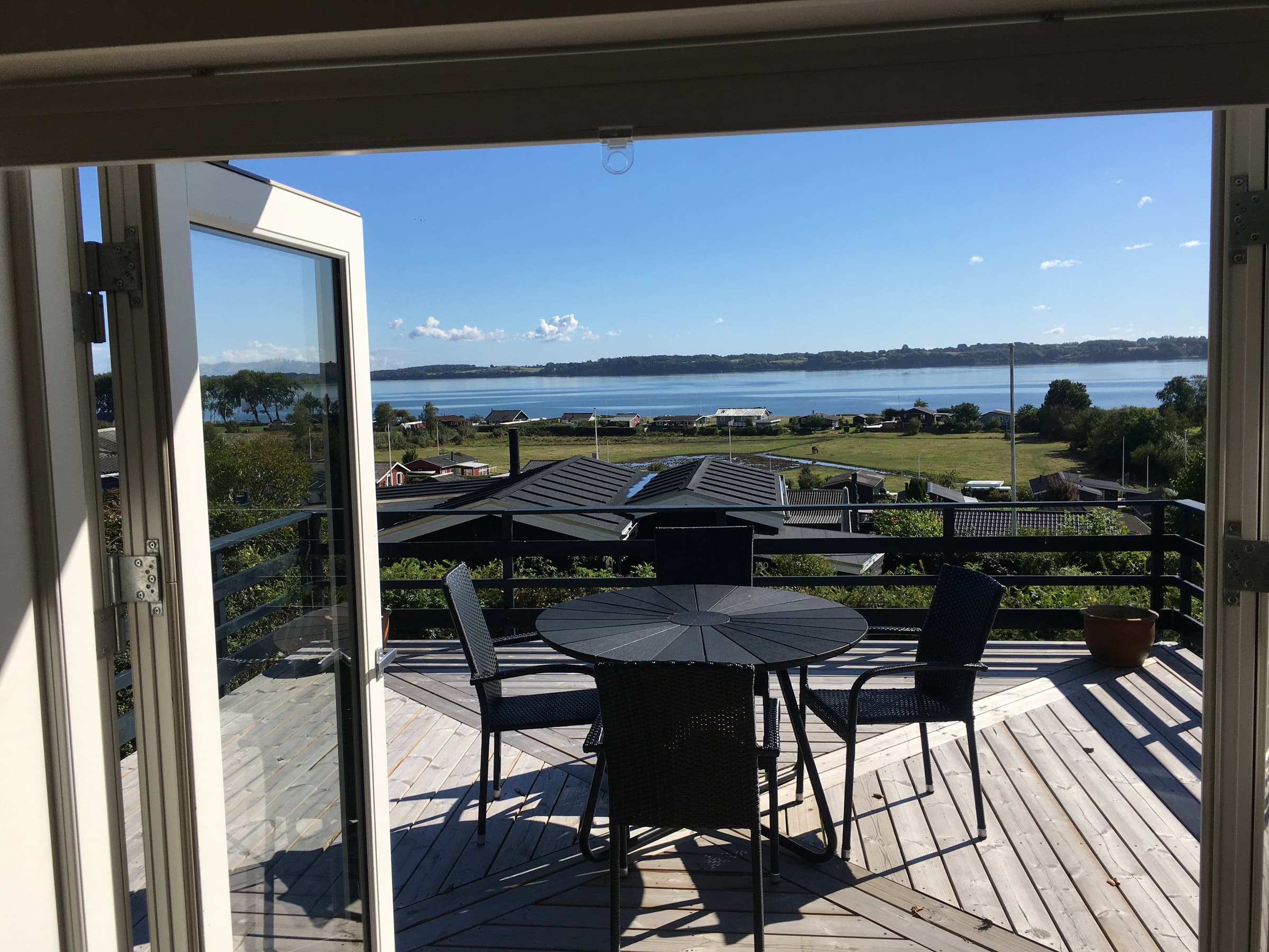 Nyrestaureret sommerhus med smuk havudsigt hovedbillede