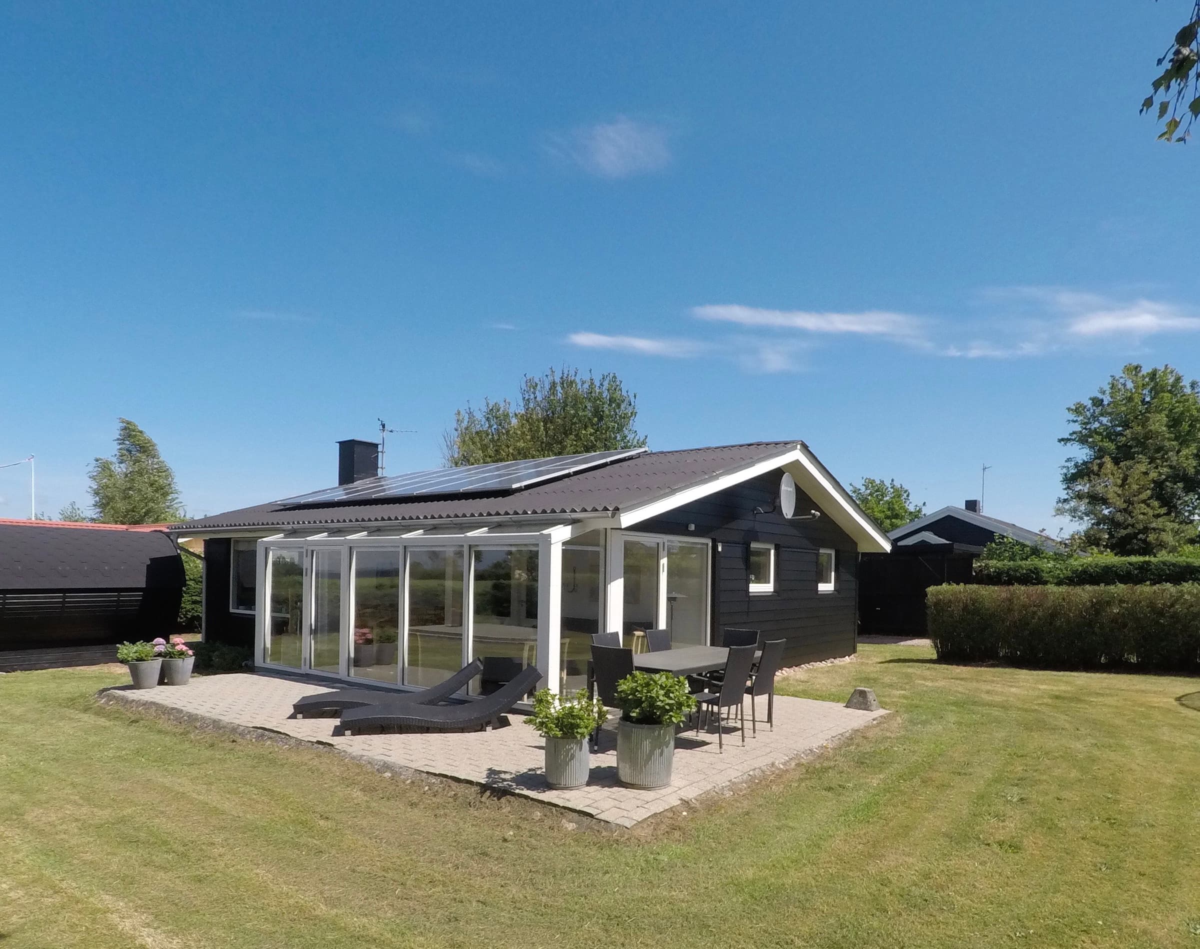 Lækkert sommerhus med sauna og kig til Østersøen  hovedbillede