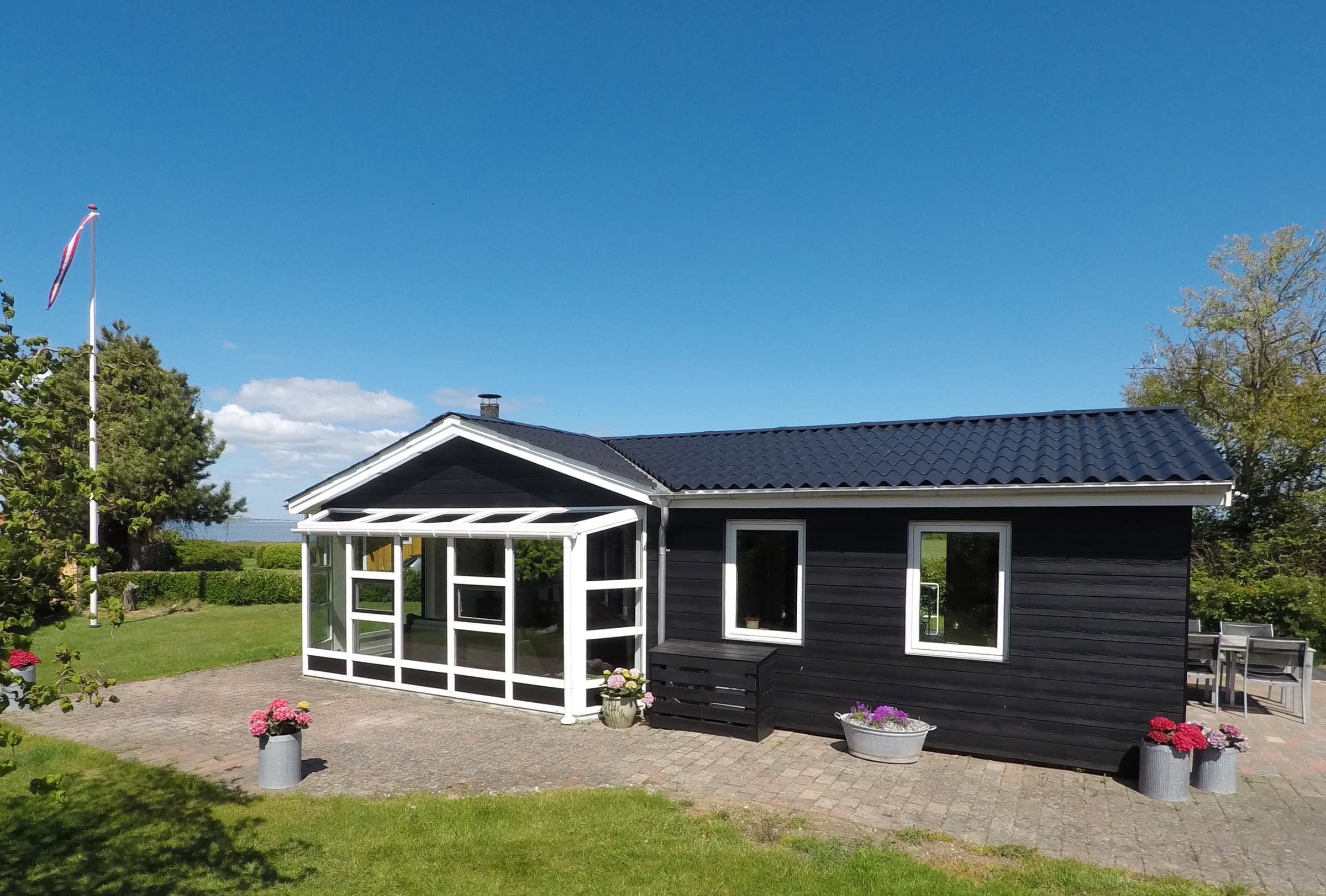 Topmoderne sommerhus 100 m. fra Østersøen - billede 1
