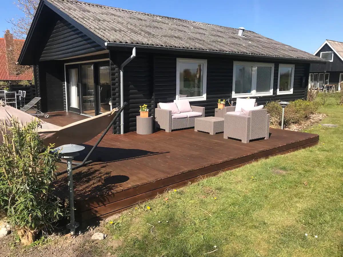 Roligt beliggende sommerhus tæt ved vandet hovedbillede