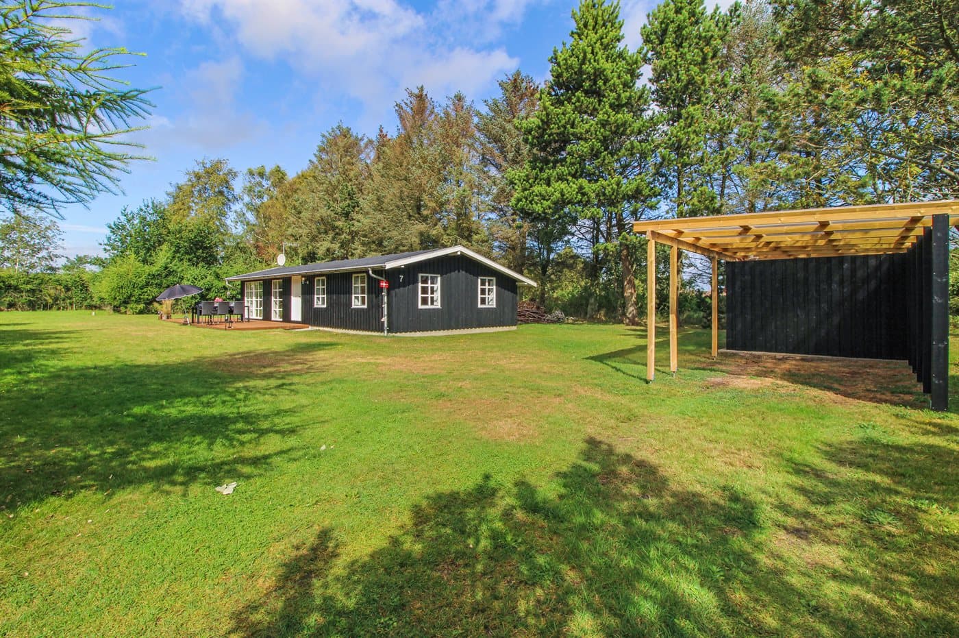 Charmerende sommerhus tæt på vand hovedbillede