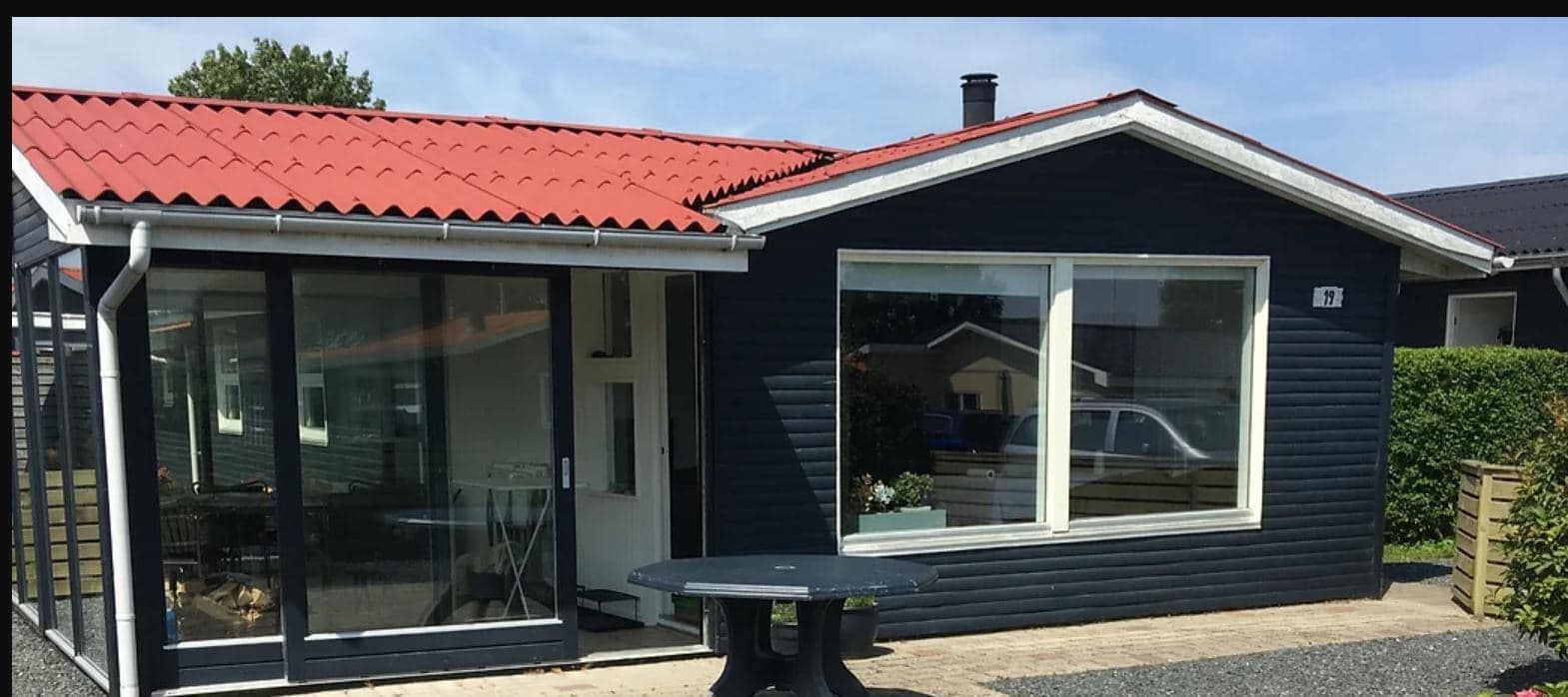 Sommerhus nær stranden i populært sommerhusområde hovedbillede