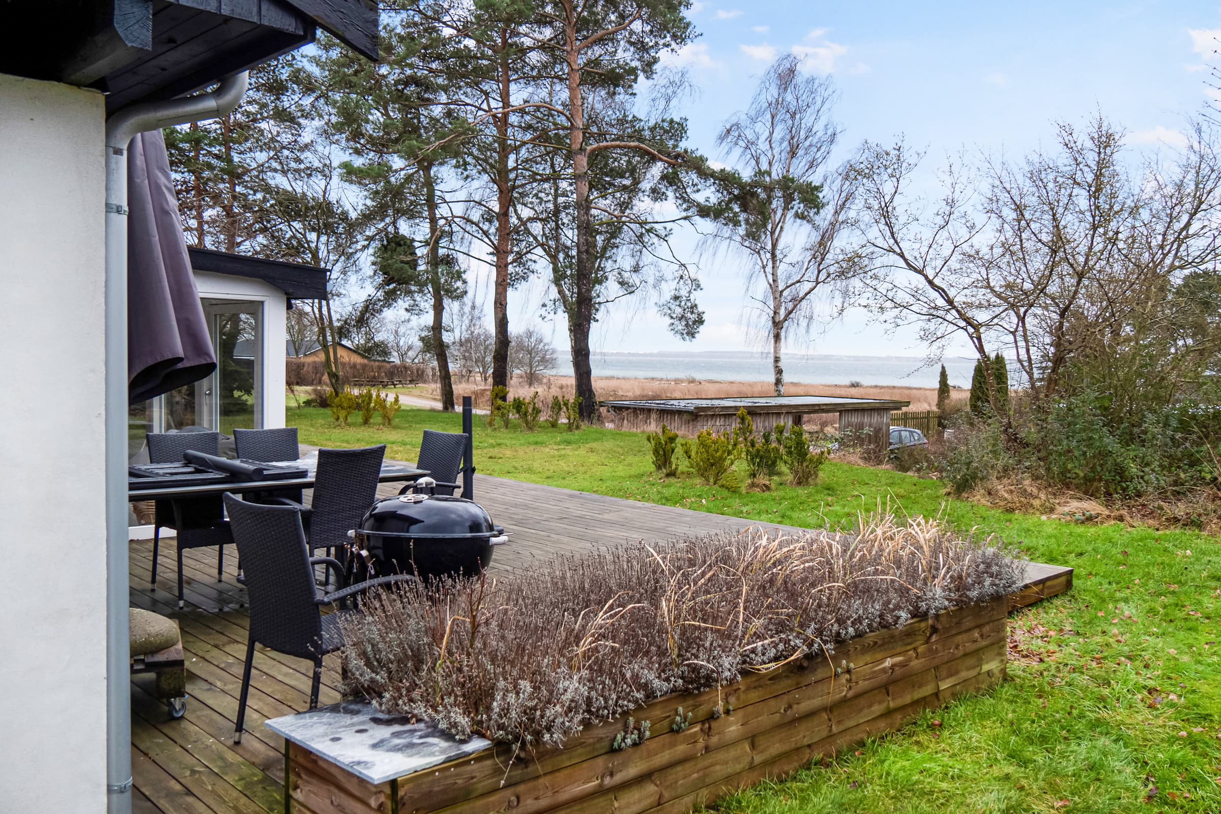 Skønt sommerhus med udsigt over fjorden hovedbillede