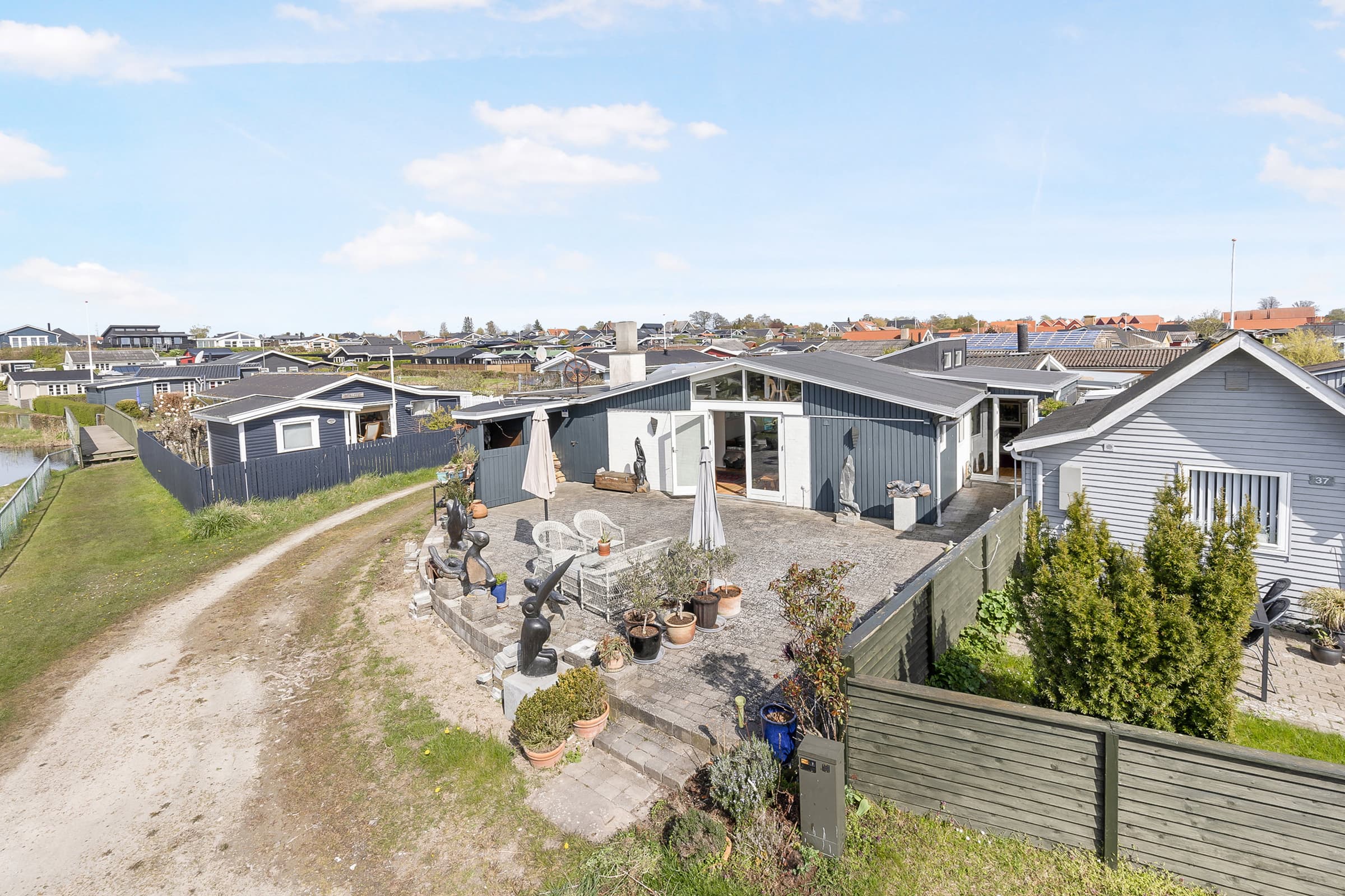 Indbydende sommerhus ved stranden med søudsigt hovedbillede